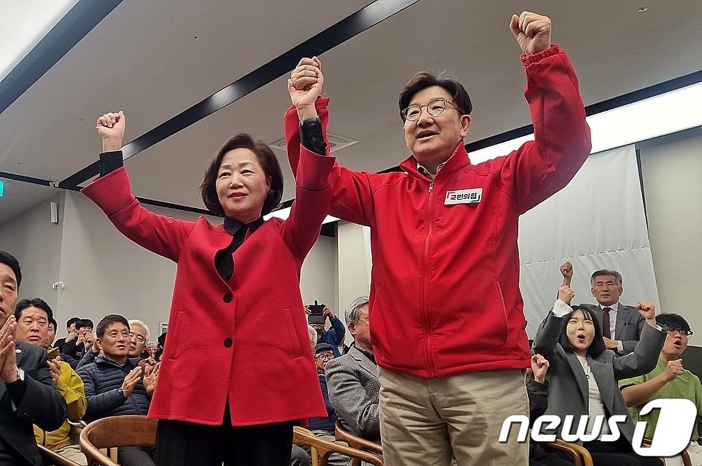 본문 이미지 - 22대 총선 강원 강릉 선거구에 출마해 당선이 확정된 권성동 국민의힘 후보가 11일 강릉 선거사무소에서 승리 세레머니를 취하고 있다. 2024.4.11/뉴스1 ⓒ News1 윤왕근 기자