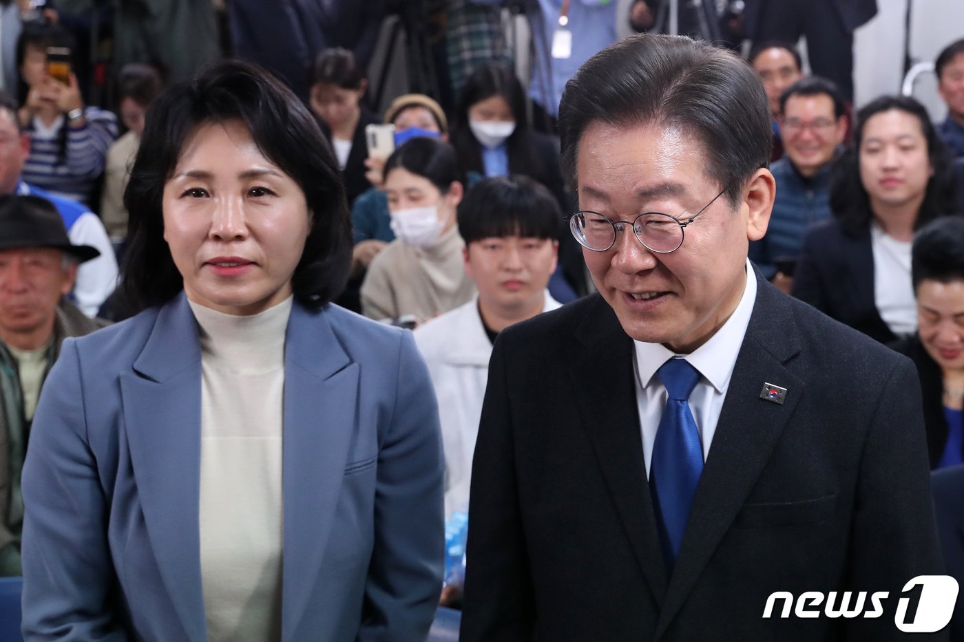 본문 이미지 - 이재명 더불어민주당(인천 계양구 을) 대표가 제22대 국회의원선거(총선) 투표가 종료된 11일 오후 인천시 계양구 후보의 선거상황실에서 당선이 확실시 되자 부인 김혜경씨와 함께 인사하고 있다. 2024.4.11/뉴스1 ⓒ News1 이승배 기자