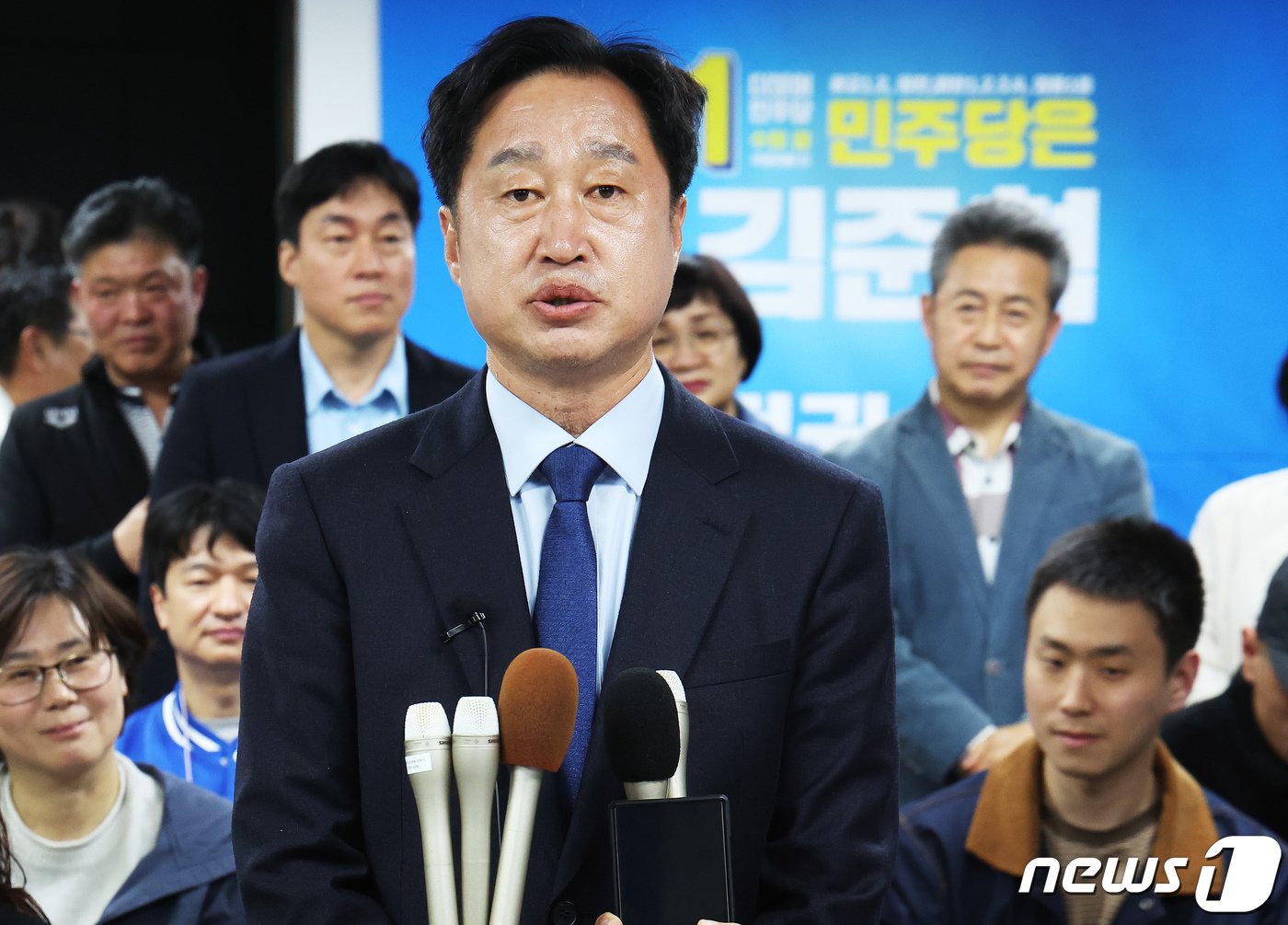 본문 이미지 - 제22대 국회의원선거 수원정에 출마한 더불어민주당 김준혁 후보가 11일 오전 경기도 수원시 영통구 선거사무소에서 당선이 확실해지자 소감을 말하고 있다. 2024.4.11/뉴스1 ⓒ News1 경기사진공동취재단