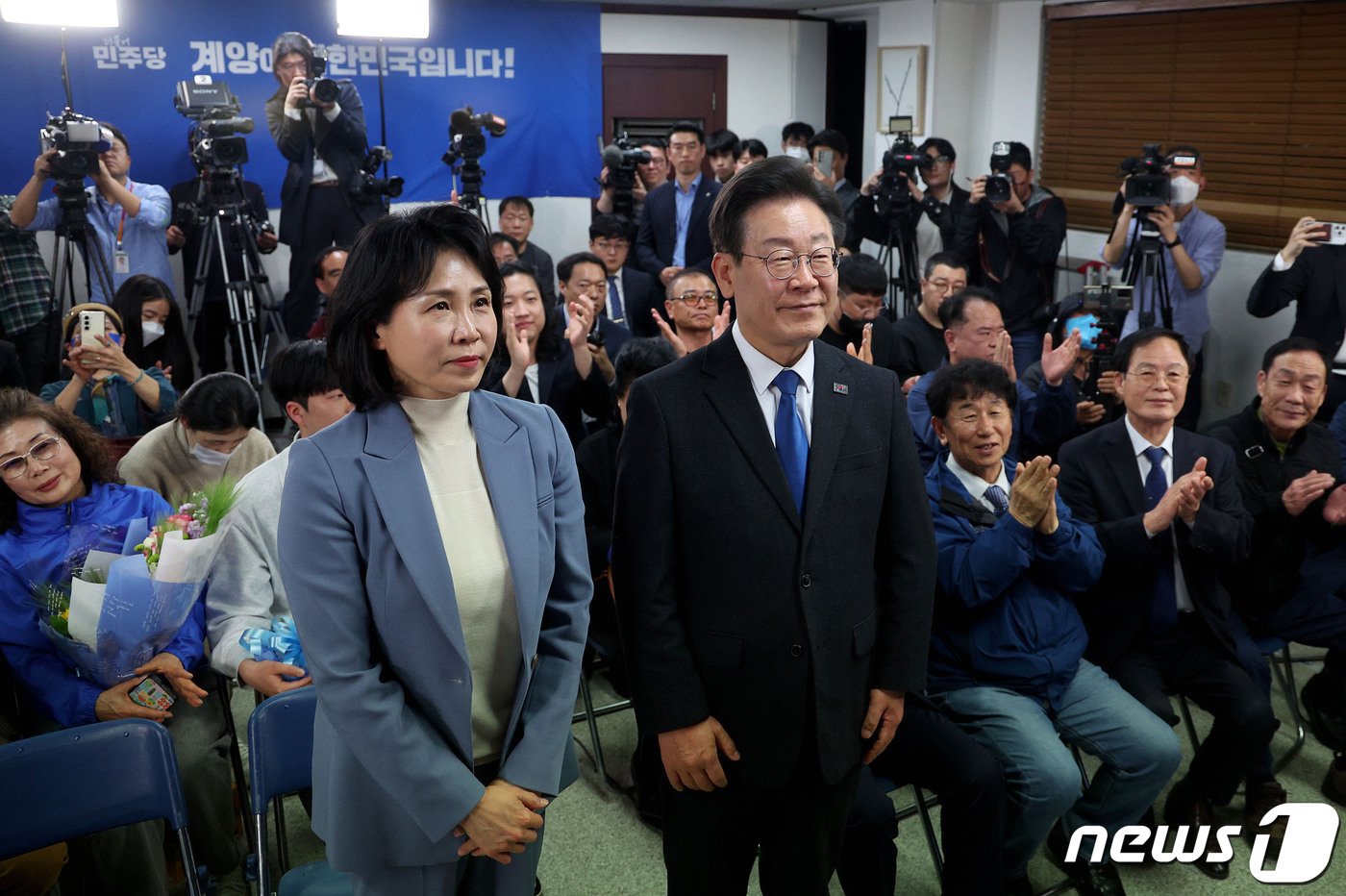 본문 이미지 - 이재명 더불어민주당(인천 계양구 을) 대표가 제22대 국회의원선거(총선) 투표가 종료된 11일 새벽 인천시 계양구 후보의 선거상황실에서 당선이 확실시 되자 부인 김혜경씨와 함께 인사하고 있다. (공동취재) 2024.4.11/뉴스1 ⓒ News1 이승배 기자