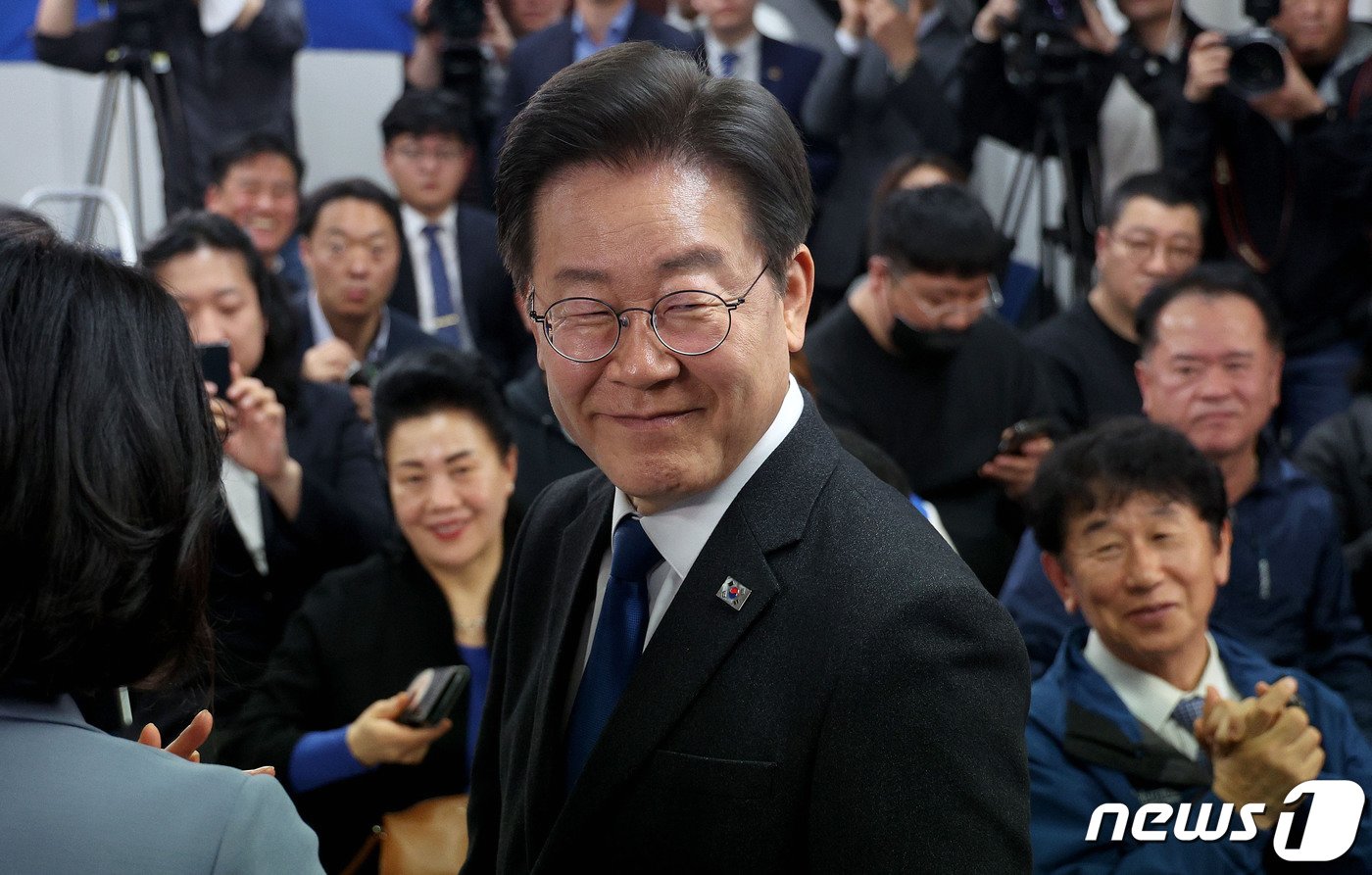 본문 이미지 - 22대 총선에서  국민의힘은 108석을 확보해 개헌 저지선을 겨우 지켰을 뿐,  192석을 얻은 거대 야권의 벽에 막혀 험난한 여정을 시작하게 됐다.  사진은 당선 인사를 하고 있는 이재명 더불어민주당 대표.  / 뉴스1