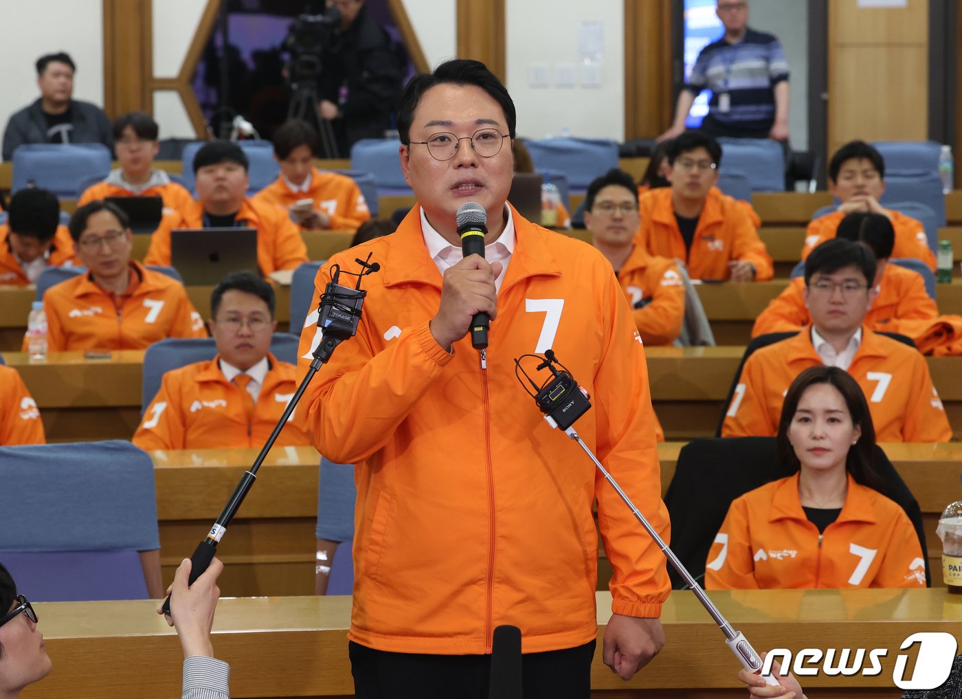 본문 이미지 - 천하람 개혁신당 총괄선거대책위원장이 11일 서울 여의도 국회의원회관에 마련된 제22대 국회의원선거 개표 상황실에서 이준석 화성을 후보 당선과 관련 입장을 밝히고 있다. 2024.4.11/뉴스1 ⓒ News1 송원영 기자