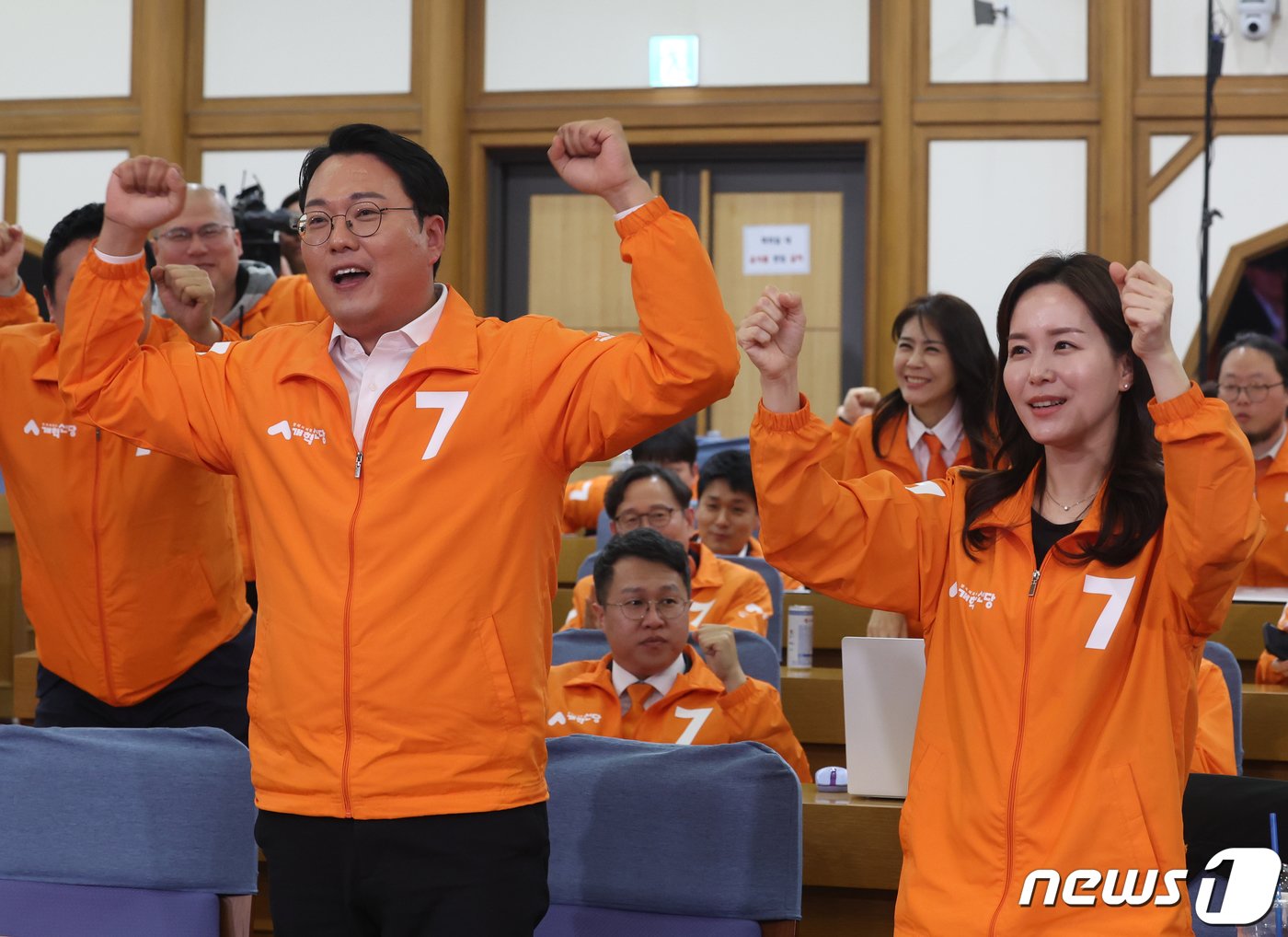 본문 이미지 - 이주영, 천하람 총괄선거대책위원장을 비롯한 당원들이 11일 서울 여의도 국회의원회관에 마련된 제22대 국회의원선거 개표 상황실에서 이준석 화성을 후보가 당선되자 기뻐하고 있다. 2024.4.11/뉴스1 ⓒ News1 송원영 기자