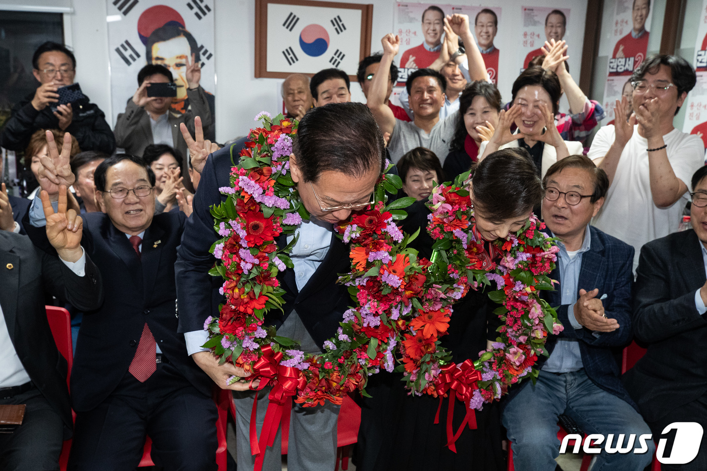 (서울=뉴스1) 유승관 기자 = 제22대 국회의원 선거 서울 용산에 출마한 권영세 국민의힘 후보가 11일 서울 용산구 자신의 사무실에서 당선이 확실시 되자 부인 유지혜 씨와 꽃다발 …