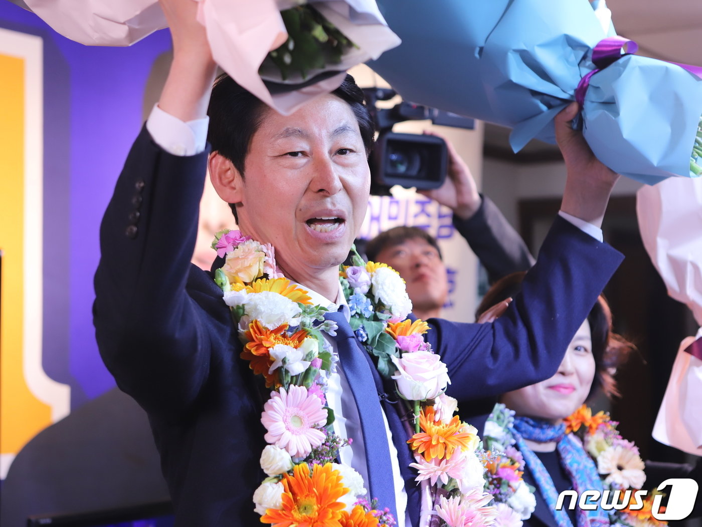 본문 이미지 - 인천 남동을 이훈기 더불어민주당 후보가 지난 11일 오전 당선이 확실시되자 지자들과 함께 환호하고 있다.(이훈기 캠프 제공)2024.4.11/뉴스1 ⓒ News1 박소영 기자