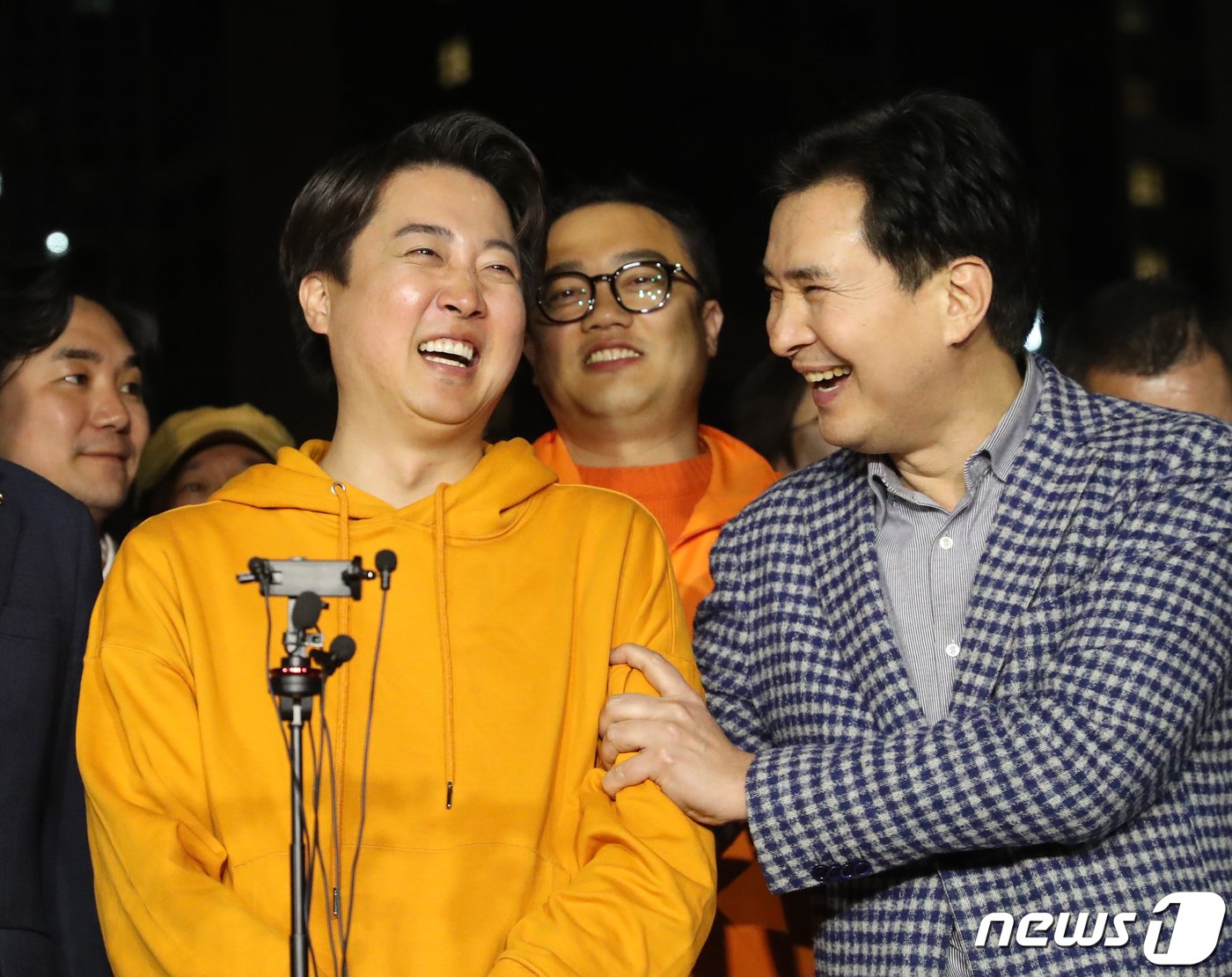 본문 이미지 - 제22대 국회의원 선거 경기 화성을에 출마한 이준석 개혁신당 후보(왼쪽)가 11일 오전 경기 화성시 여울공원에서 당선이 유력시 되자 기뻐하고 있다. 2024.4.11/뉴스1 ⓒ News1 김영운 기자