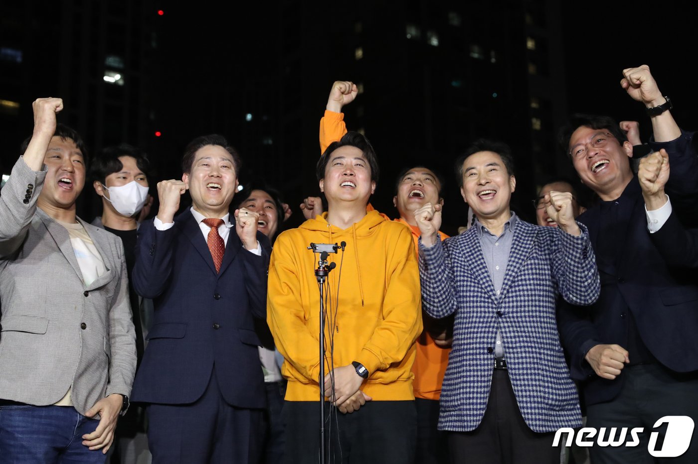 본문 이미지 - 제22대 국회의원 선거 경기 화성을에 출마한 이준석 개혁신당 후보가 11일 오전 경기 화성시 여울공원에서 당선이 유력시 되자 기뻐하고 있다. 2024.4.11/뉴스1 ⓒ News1 김영운 기자
