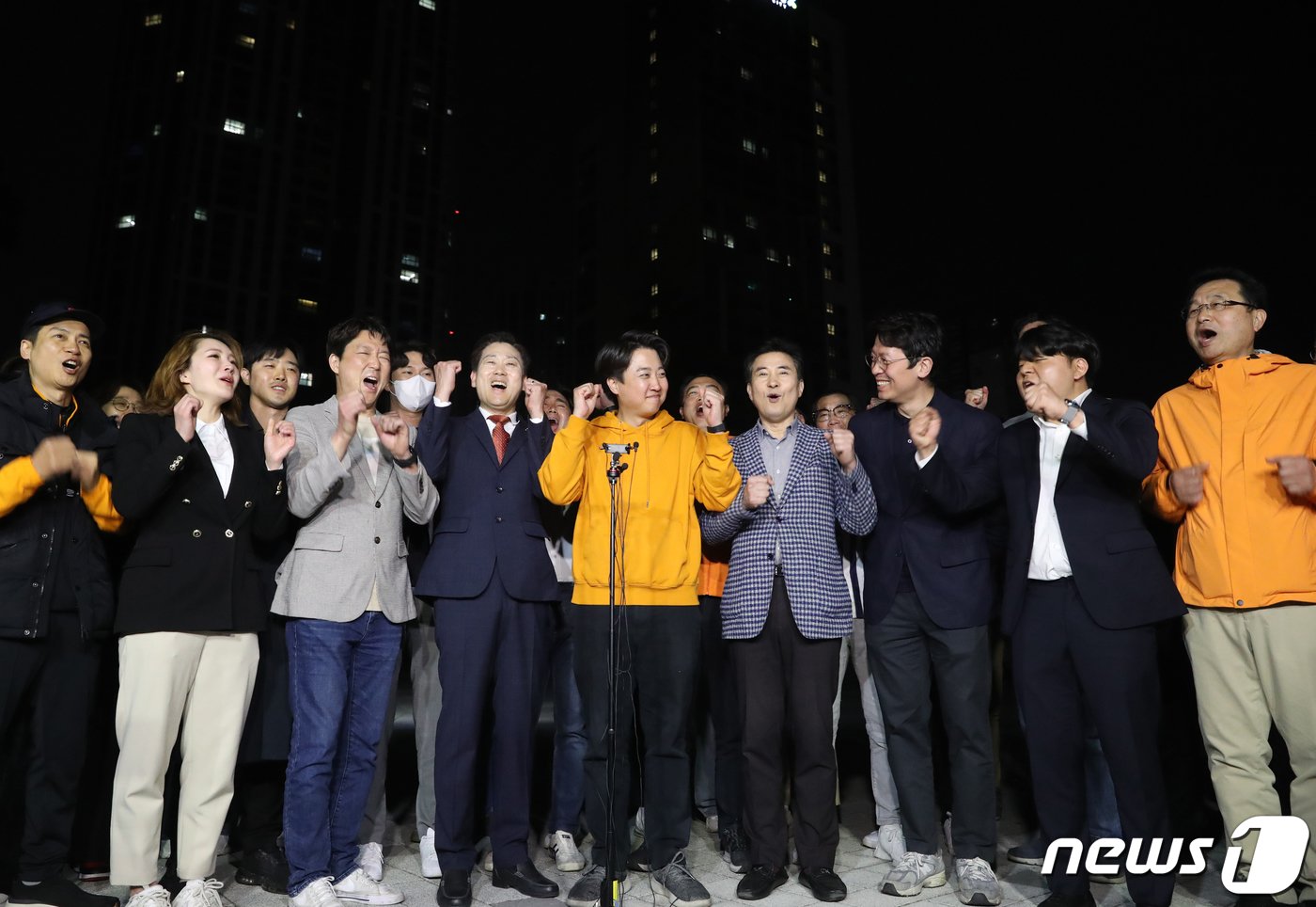 본문 이미지 - 제22대 국회의원 선거 경기 화성을에 출마한 이준석 개혁신당 후보가 11일 오전 경기 화성시 여울공원에서 당선이 유력시 되자 기뻐하고 있다. 2024.4.11/뉴스1 ⓒ News1 김영운 기자