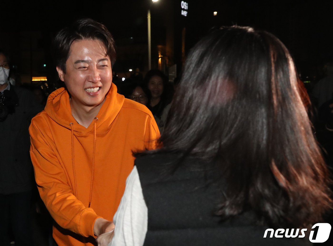 본문 이미지 - 제22대 국회의원 선거 경기 화성을에 출마한 이준석 개혁신당 후보가 11일 오전 경기 화성시 여울공원에서 당선이 유력시 되자 지지자들과 인사를 하고 있다. 2024.4.11/뉴스1 ⓒ News1 김영운 기자