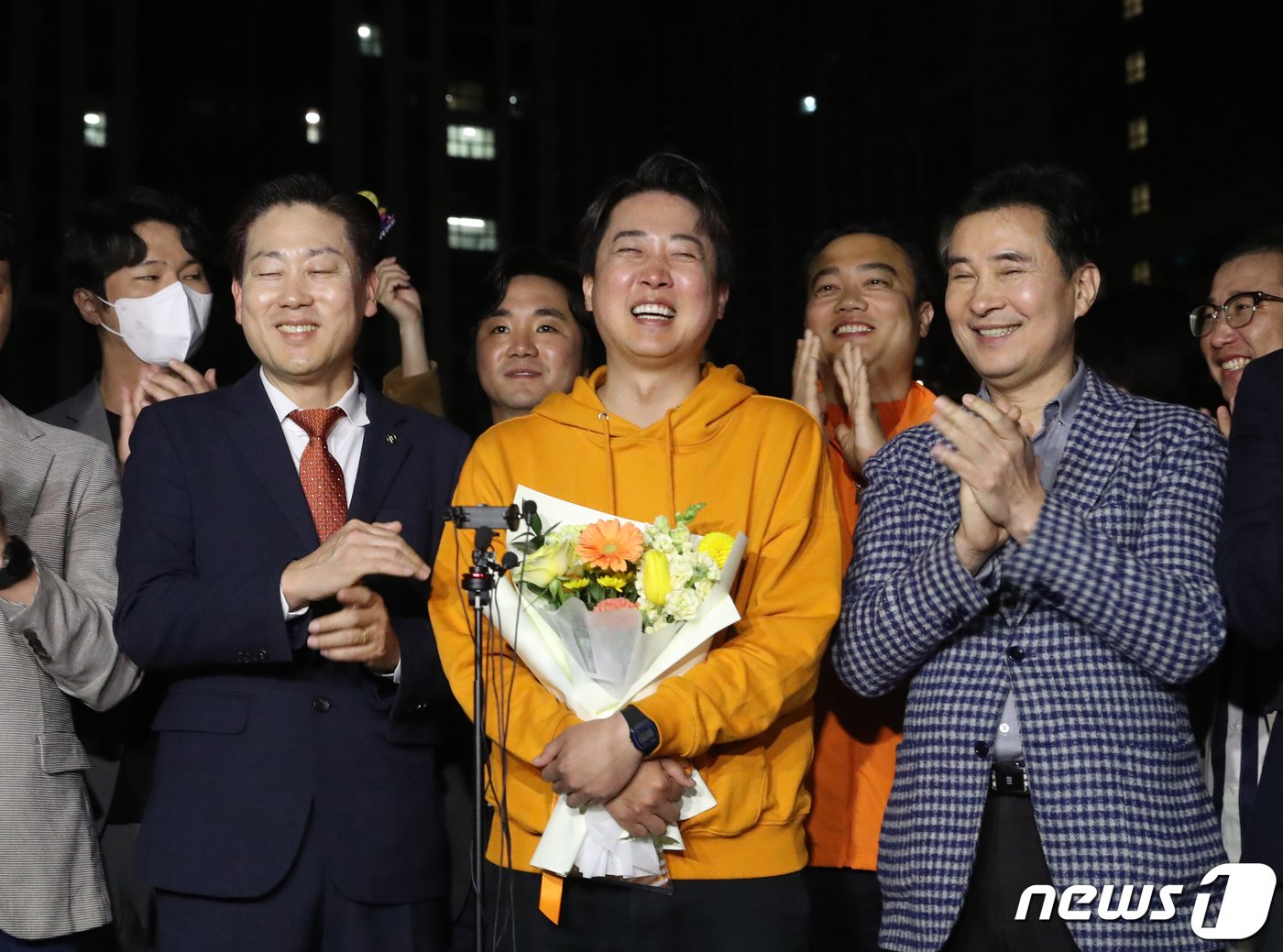 본문 이미지 - 제22대 국회의원 선거 경기 화성을에 출마한 이준석 개혁신당 후보가 11일 오전 경기 화성시 여울공원에서 당선이 유력시 되자 기뻐하고 있다. 2024.4.11/뉴스1 ⓒ News1 김영운 기자