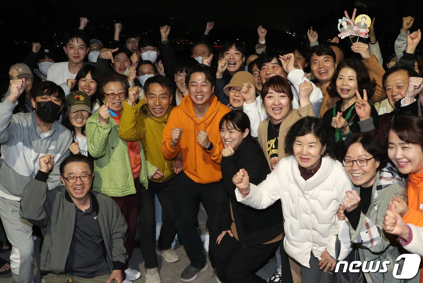 본문 이미지 - 제22대 국회의원 선거 경기 화성을에 출마한 이준석 개혁신당 후보가 11일 오전 경기 화성시 여울공원에서 당선이 유력시 되자 지지자들과 기념촬영을 하고 있다. 2024.4.11/뉴스1 ⓒ News1 김영운 기자