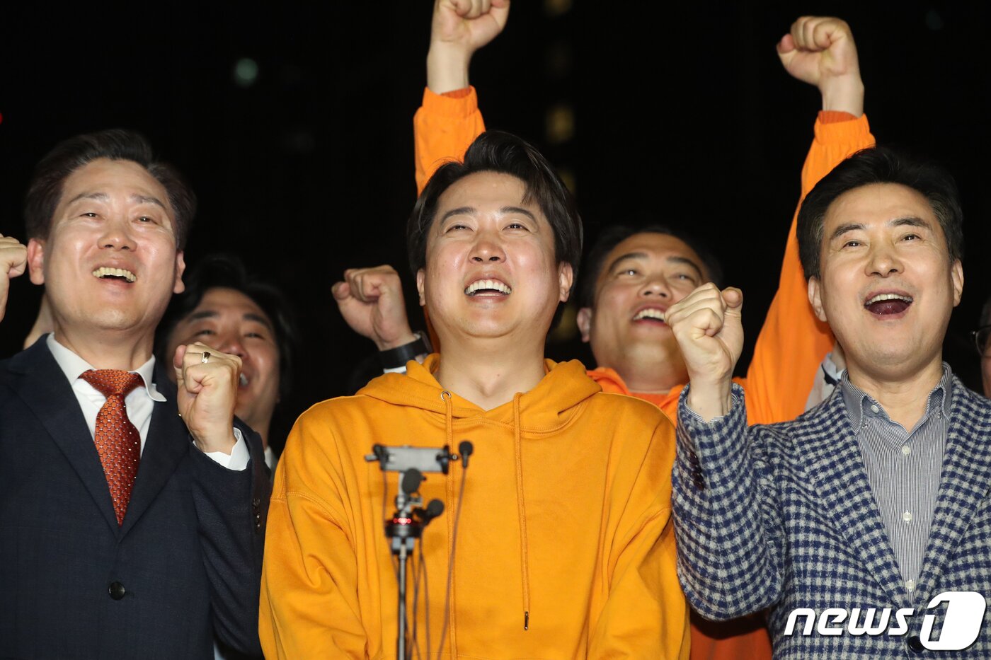 본문 이미지 - 제22대 국회의원 선거 경기 화성을에 출마한 이준석 개혁신당 후보가 11일 오전 경기 화성시 여울공원에서 당선이 유력시 되자 기뻐하고 있다. 2024.4.11/뉴스1 ⓒ News1 김영운 기자