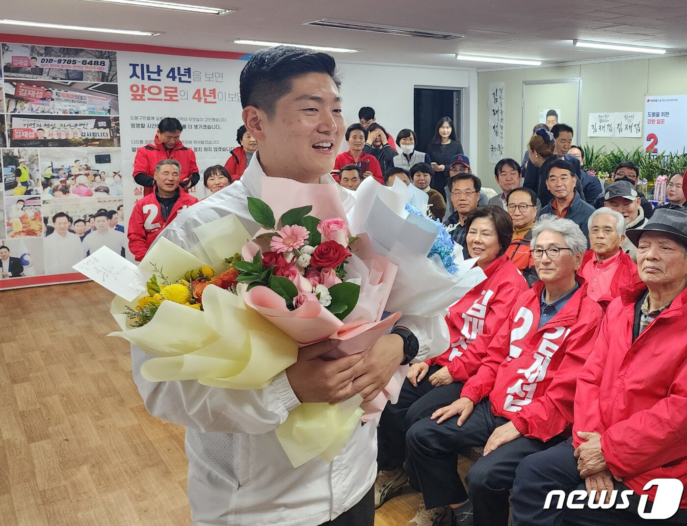 본문 이미지 - 김재섭 국민의힘 서울 도봉구갑 후보가 11일 서울 도봉구 선거사무소에서 당선되자 꽃다발을 들고 기뻐하고 있다. (김재섭 후보 제공) 2024.4.11/뉴스1 ⓒ News1 송원영 기자