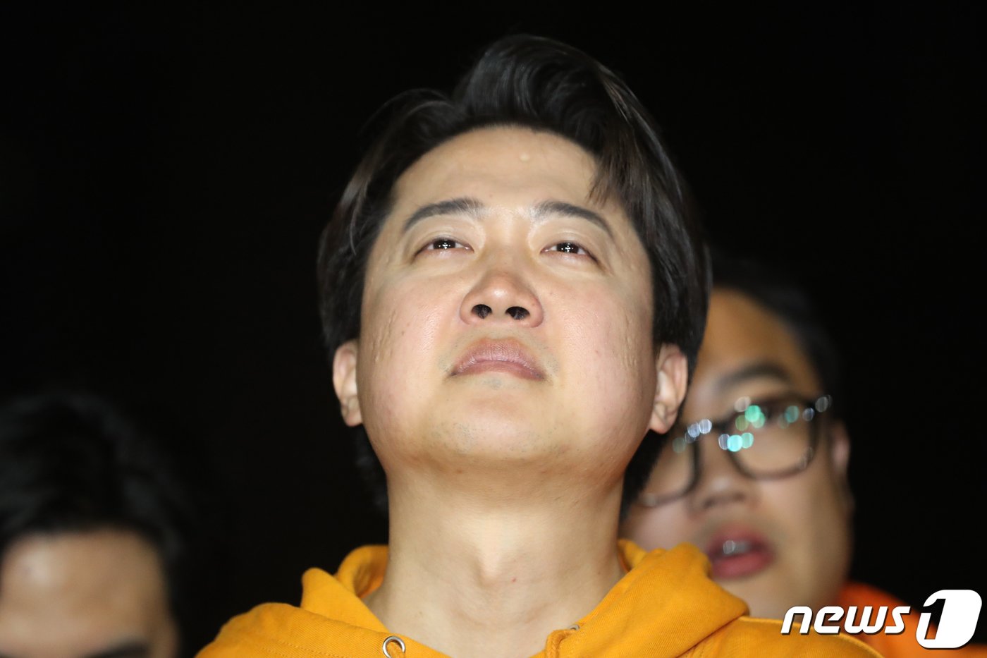 본문 이미지 - 제22대 국회의원 선거 경기 화성을에 출마한 이준석 개혁신당 후보가 11일 오전 경기 화성시 여울공원에서 당선이 유력시 되자 기뻐하고 있다. 2024.4.11 ⓒ 뉴스1 김영운 기자