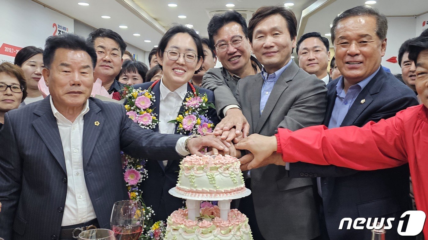 본문 이미지 - 22대총선 경북 경산시 국민의힘 조지연 후보가 11일 당선이 확정된 뒤 조현일 경산시장 등과 축하 세레모니를 하고 있다.2024.4.11/뉴스1 ⓒ News1 정우용 기자