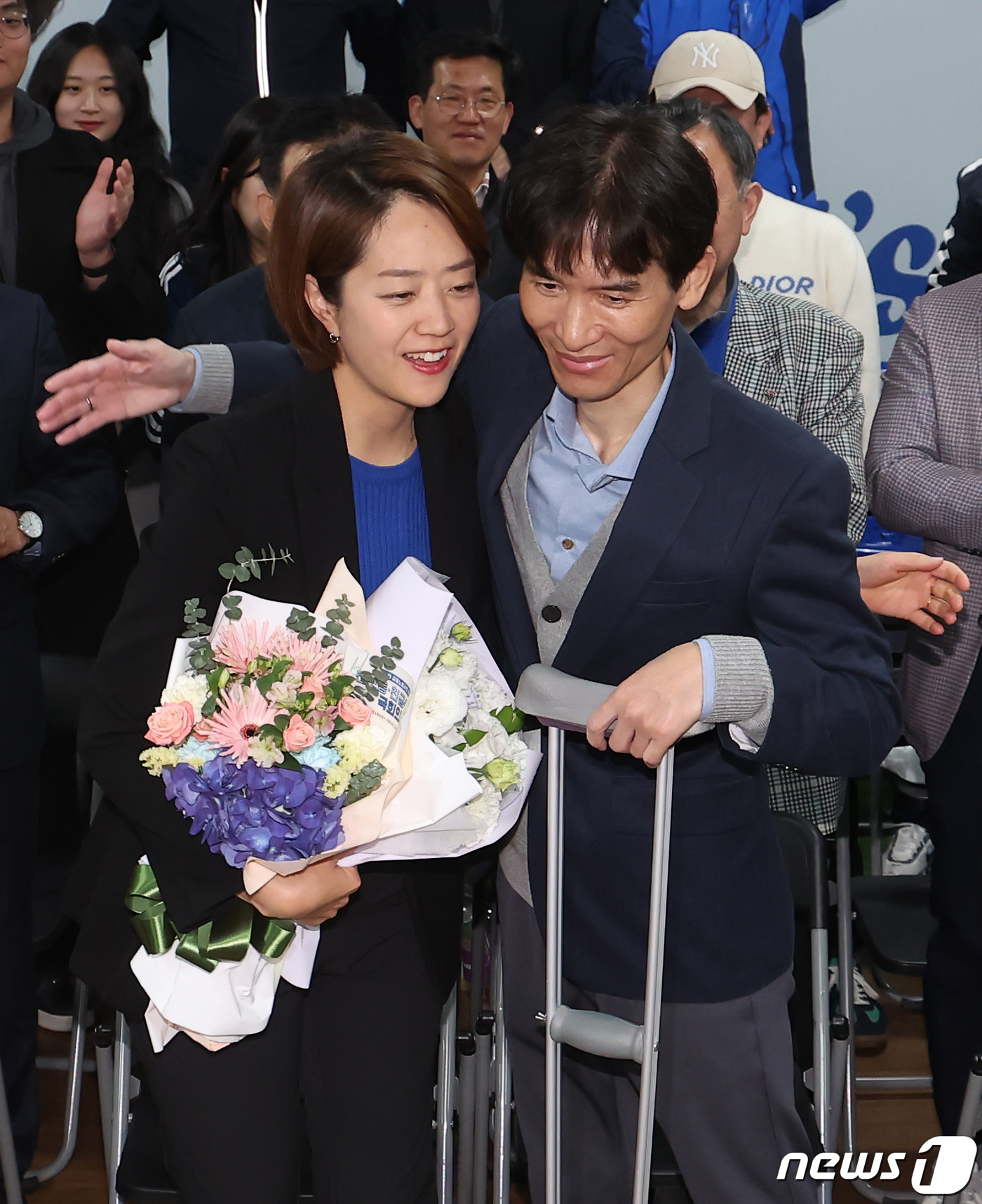 (서울=뉴스1) 김민지 기자 = 고민정 더불어민주당 서울 광진을 후보가 11일 새벽 서울 광진구에 마련된 선거 사무소에서 제22대 국회의원 선거 당선을 확정 짓고 남편 조기영씨와 …