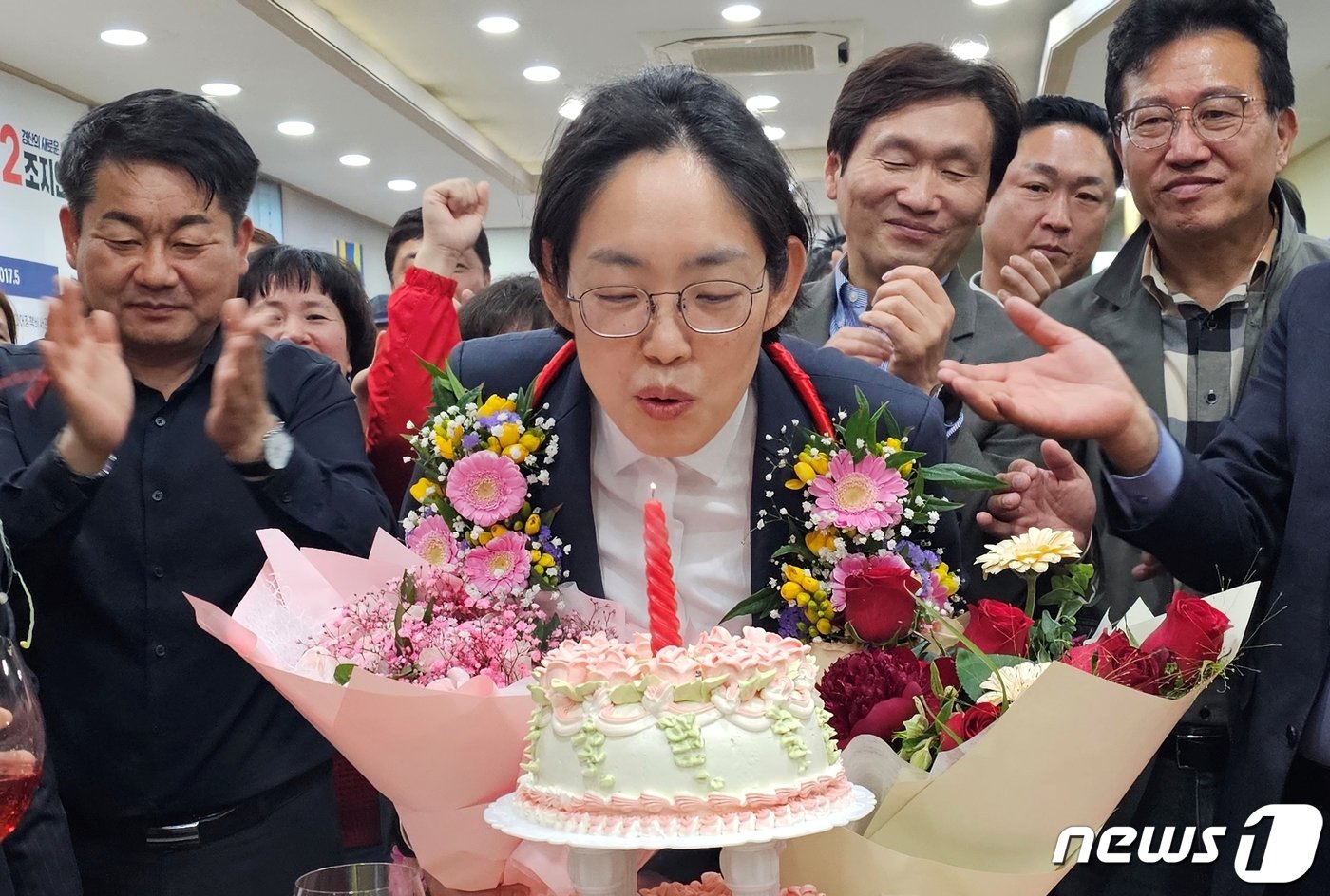 국민의힘 경산시 선거구에서 4선 중진 최경환 후보를 누르고 국회의원 배지를 단 조지연 당선인이 축하촛불을 끄고 있다. 2024.4.11/뉴스1 ⓒ News1 정우용 기자