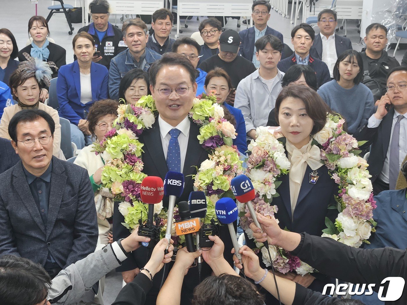 본문 이미지 -  춘천 갑에 출마한 더불어민주당 허영 후보가 11일 새벽 민주당 강원도당에서 재선에 성공한 소감을 밝히고 있다.2024.4.11. 한귀섭 기자