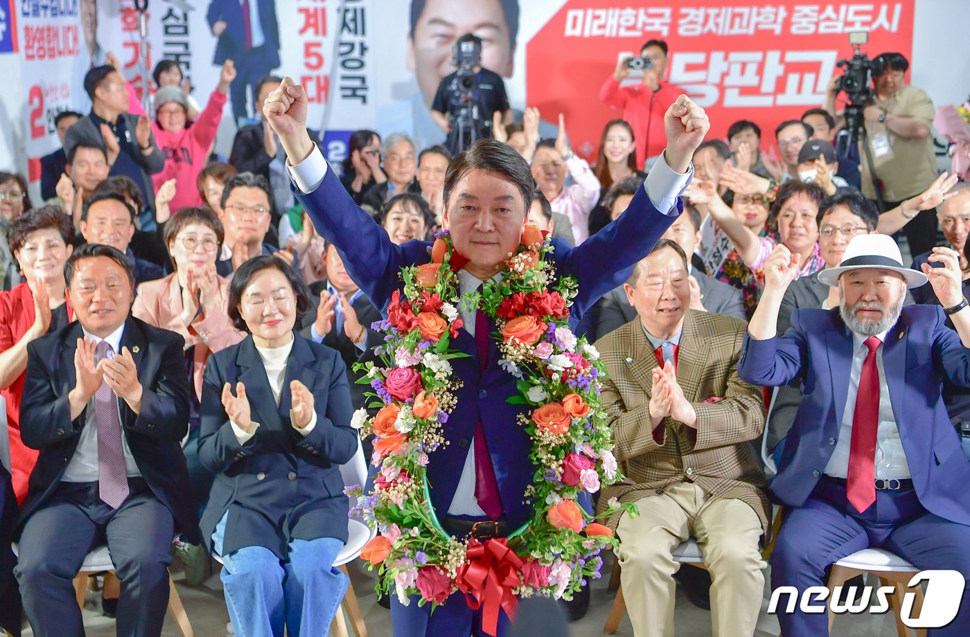 제22대 국회의원 선거 경기 분당갑에 출마한 안철수 국민의힘 당선인이 11일 오전 경기 성남시 분당구에 위치한 선거사무소에서 당선이 확실시 되자 지지자들의 환호를 받으며 기뻐하고 있다. 2024.4.11/뉴스1 ⓒ News1 경기사진공동취재단