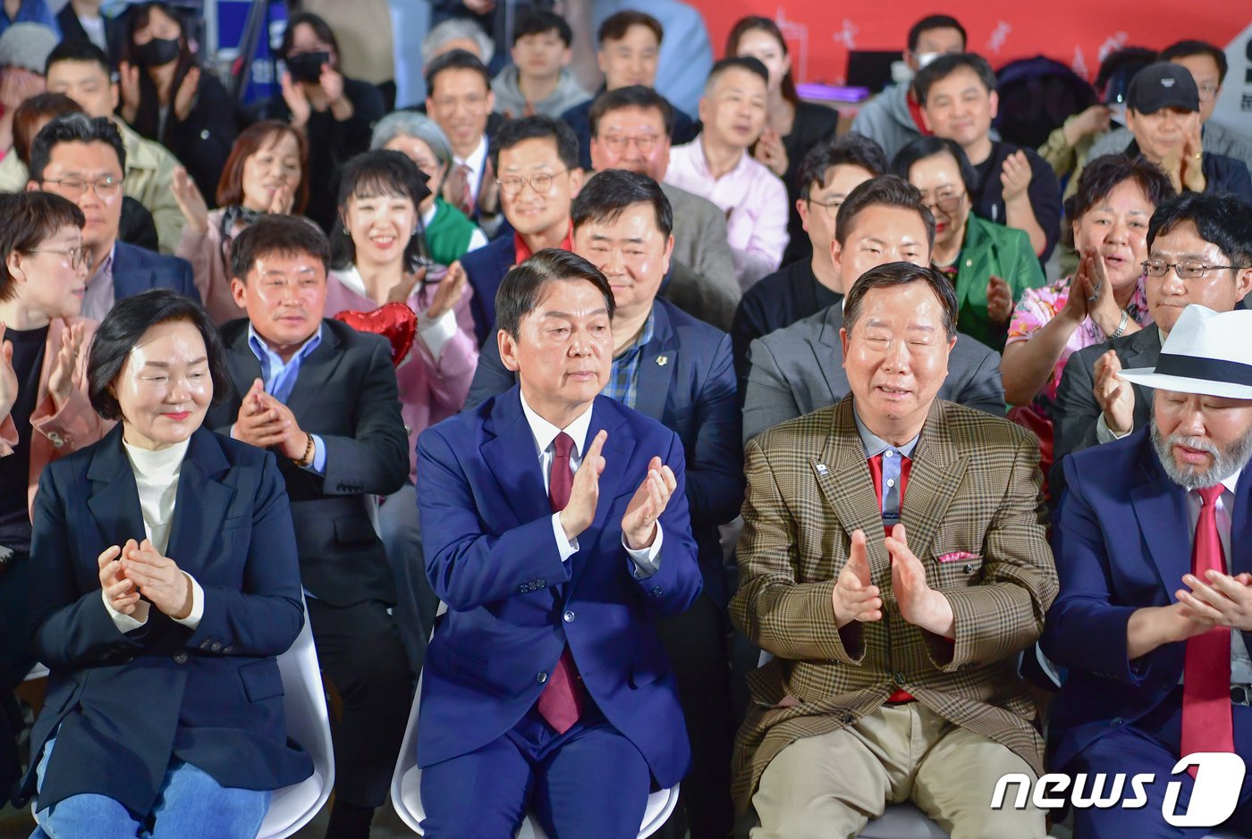 본문 이미지 - 제22대 국회의원 선거 경기 분당갑에 출마한 안철수 국민의힘 당선인이 11일 오전 경기 성남시 분당구에 위치한 선거사무소에서 당선이 확실시 되자 지지자들의 환호를 받으며 기뻐하고 있다. 2024.4.11/뉴스1 ⓒ News1 경기사진공동취재단