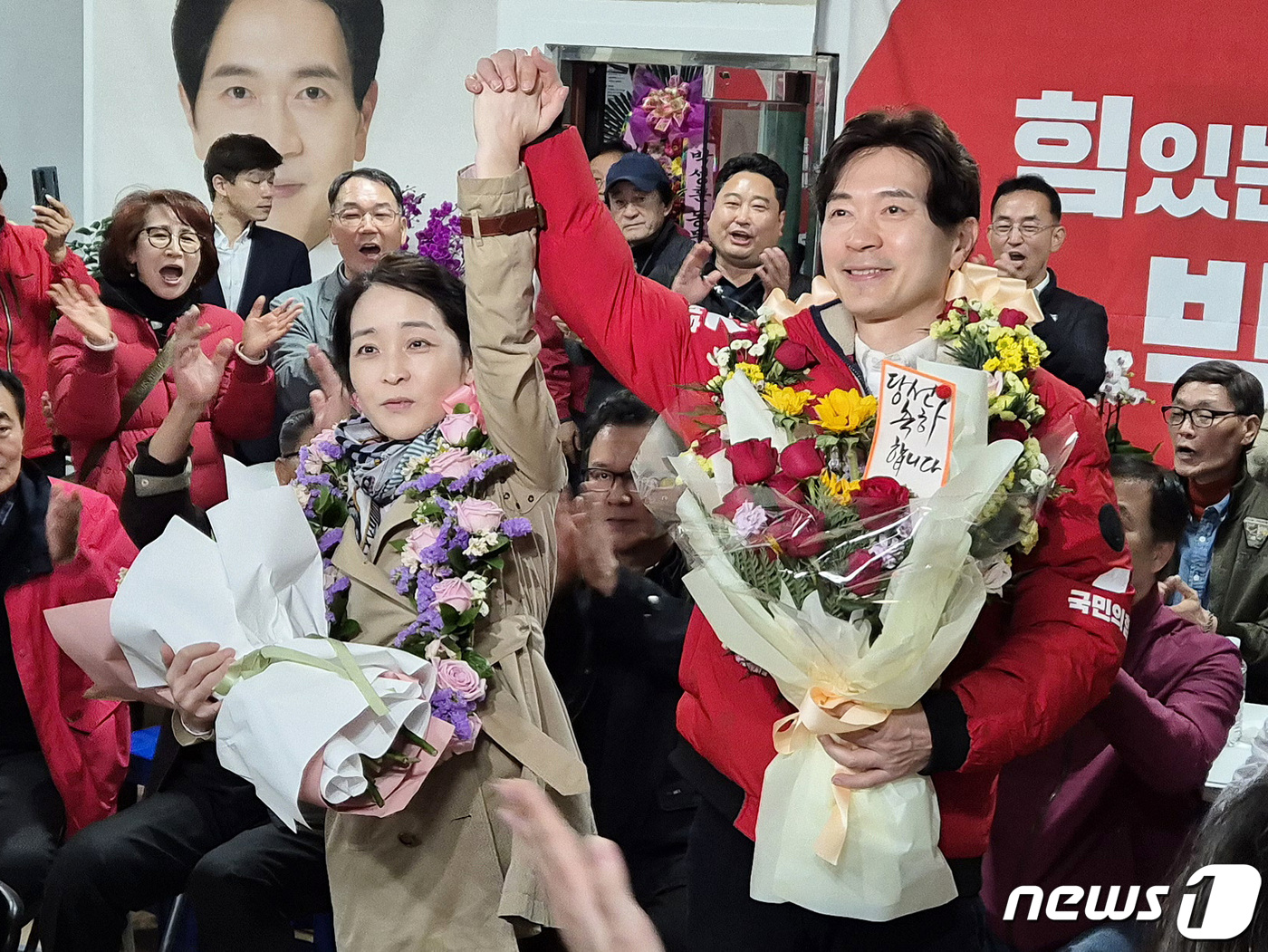 (부산=뉴스1) 윤일지 기자 = 박성훈 국민의힘 부산 북을 후보가 11일 부산 북구 자신의 선거사무소에서 제22대 국회의원 선거 당선이 확정되자 꽃목걸이를 목에 걸고 기뻐하고 있다 …