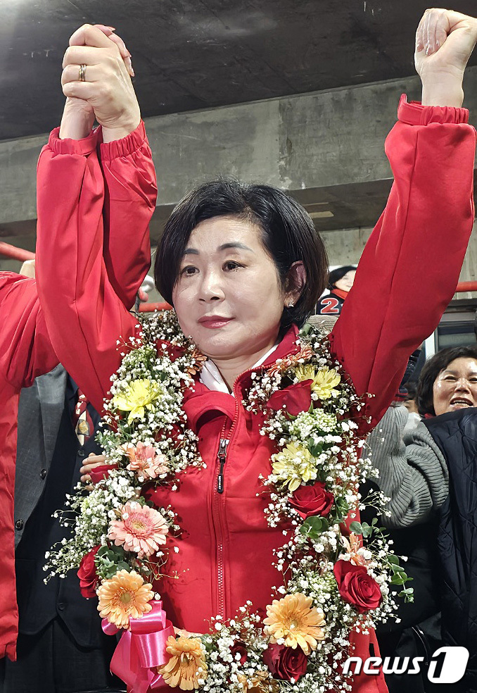 (부산=뉴스1) 윤일지 기자 = 김희정 국민의힘 부산 연제구 후보가 11일 부산 자신의 선거사무소에서 제22대 국회의원 선거 당선이 확정되자 꽃목걸이를 목에 걸고 기뻐하고 있다. …
