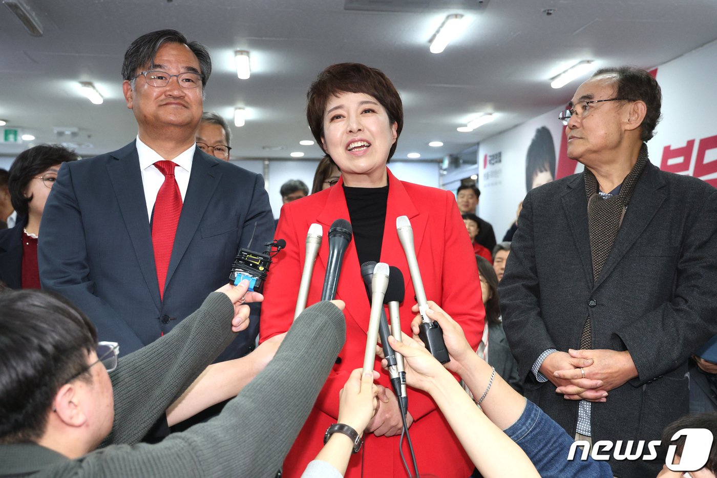 김은혜 경기 성남분당을 후보가 11일 경기 성남시 분당구에 마련된 자신의 선거사무소에서 당선이 확실해지자 소감을 밝히고 있다. 2024.4.11/뉴스1 ⓒ News1 신웅수 기자