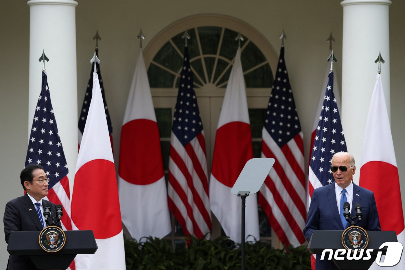 본문 이미지 - 조 바이든 미국 대통령과 기시다 후미오 일본 총리가 10일&#40;현지시간&#41; 미국 워싱턴 DC 백악관 장미정원에서 공동 기자회견을 갖고 있다. 2024.4.10. ⓒ 로이터=뉴스1 ⓒ News1 김현 특파원