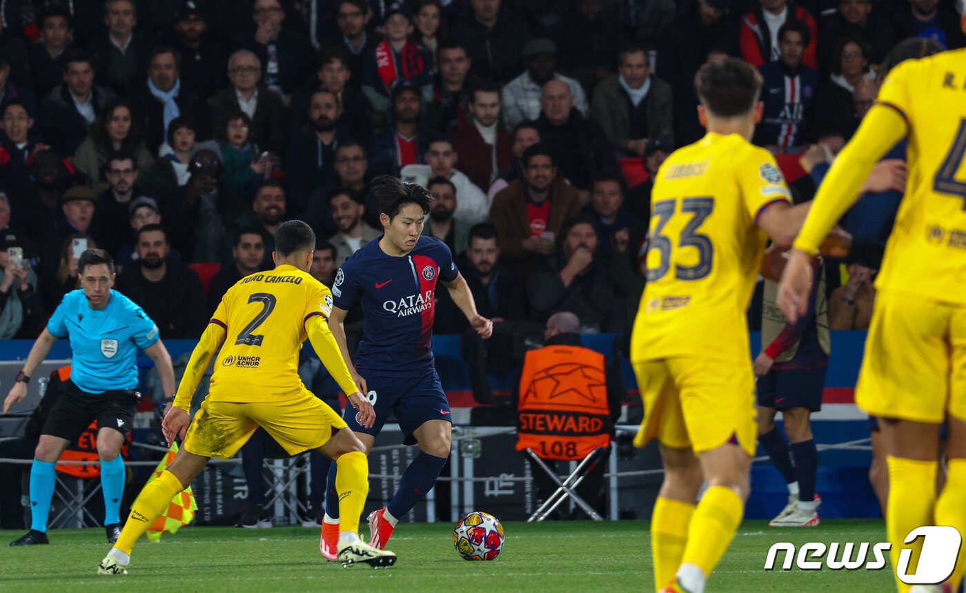 본문 이미지 - 10일&#40;현지 시간&#41; 프랑스 파리 파르크 데 프랭스에서 열린 2023-2024 UCL 8강 1차전 파리 생제르맹&#40;PSG&#41;과 FC바르셀로나의 경기에서 PSG의 이강인이 돌파를 시도하고 있다. 2024.4.11/뉴스1 ⓒ News1 이준성 기자