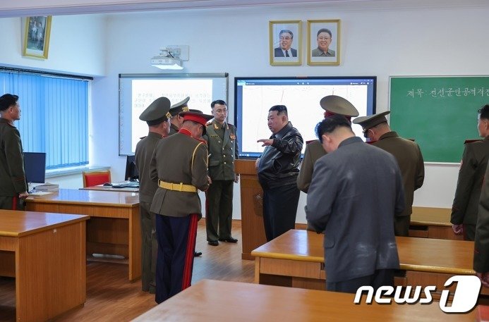 본문 이미지 - (평양 노동신문=뉴스1) = 북한 노동당 기관지 노동신문은 11일 김정은 총비서가 전날 김정일군정대학을 현지지도했다고 보도했다. 김 총비서는 "적이 만약 우리와의 군사적 대결을 선택한다면 우리는 적들을 우리 수중의 모든 수단을 주저 없이 동원하여 필살할 것"이라고 강조했다. [국내에서만 사용가능. 재배포 금지. DB 금지. For Use Only in the Republic of Korea. Redistribution Prohibited] rodongphoto@news1.kr