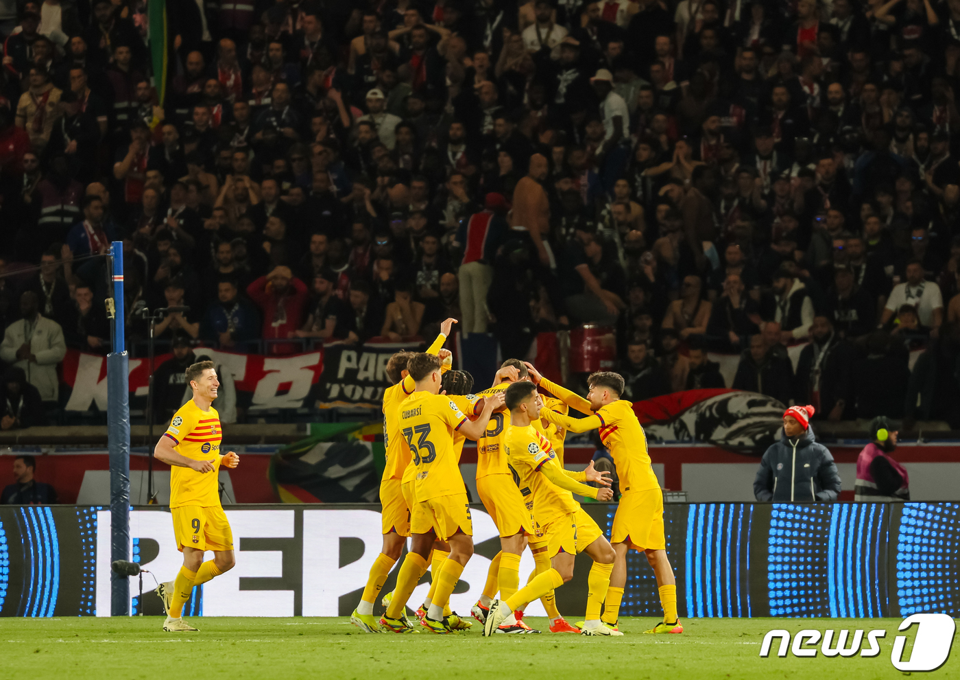 (파리=뉴스1) 이준성 기자 = 10일(현지 시간) 프랑스 파리 파르크 데 프랭스에서 파리 생제르맹(PSG)과 FC바르셀로나(FCB)의 유럽축구연맹(UEFA) 챔피언스리그(UCL) …