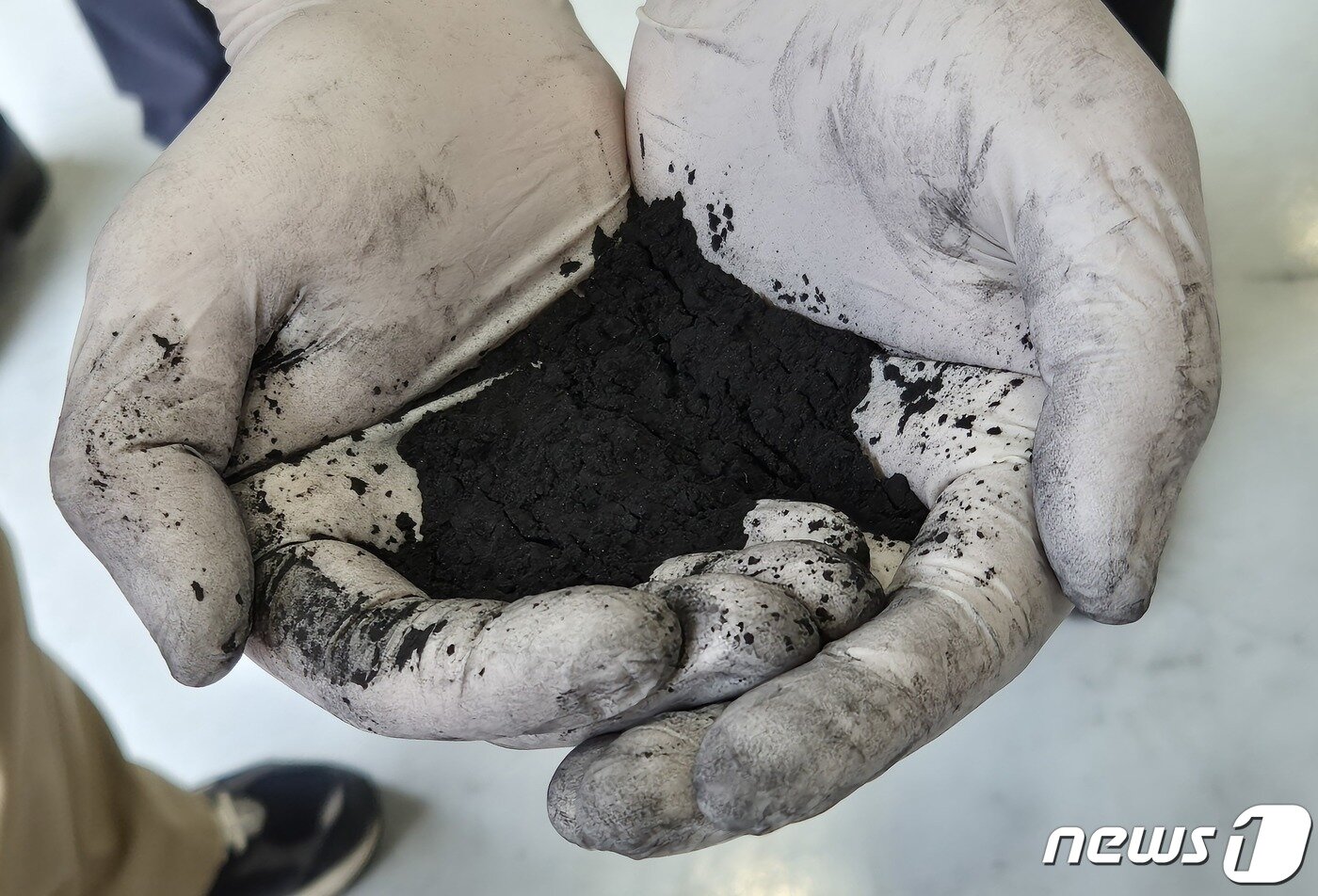 본문 이미지 - 박준호 DS단석 R&D 금속소재개발팀 선임연구원이 9일 군산1공장 내 리튬이온배터리(LIB) 리사이클링 공장에서 생산한 블랙매스(Black Mass)를 선보이고 있다. 블랙매스는 니켈·망간 등 이차전지의 핵심 광물들이 함유돼 있어 배터리계의 '황금알'로 통한다. 2024.4.9 ⓒ News1 최동현 기자