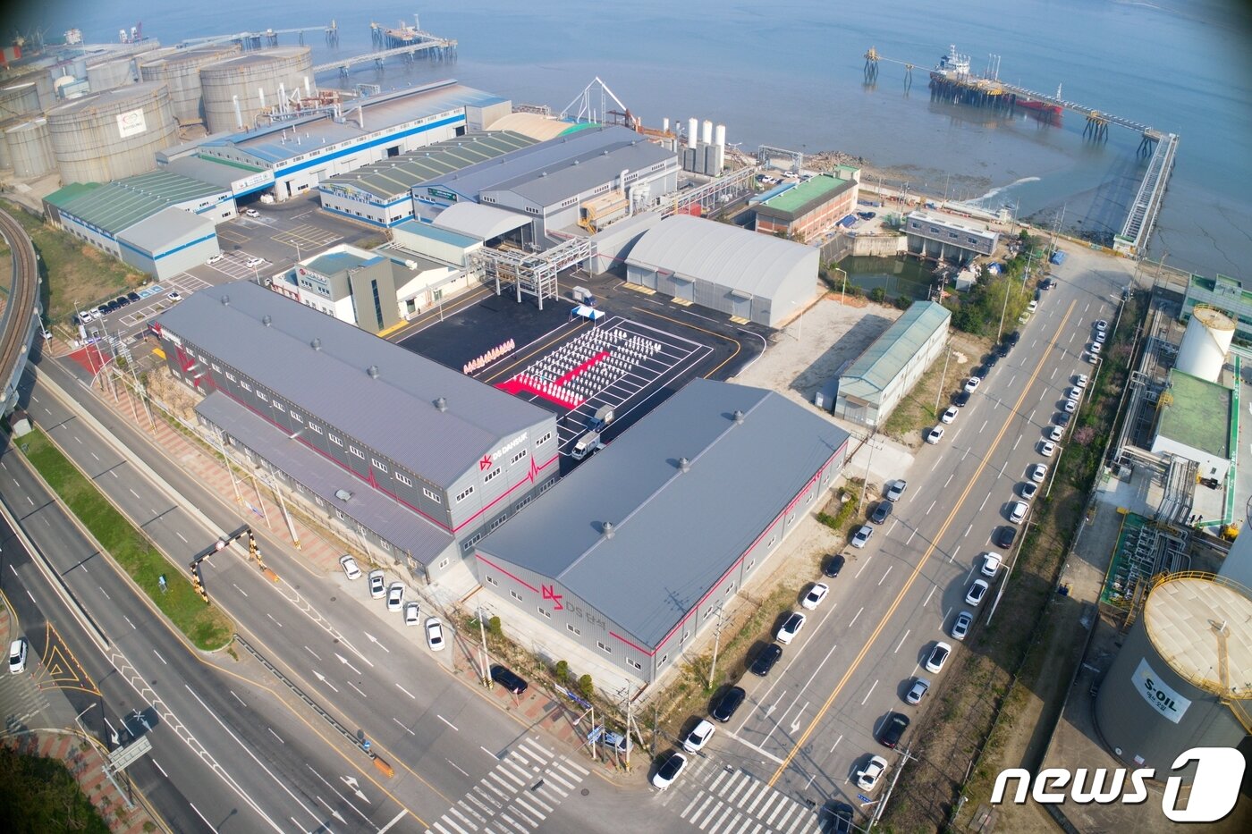 본문 이미지 - DS단석이 9일 전북 군산1공장 내 준공한 리튬이온배터리(LIB) 리사이클링 공장.(DS단석 제공) ⓒ News1 최동현 기자