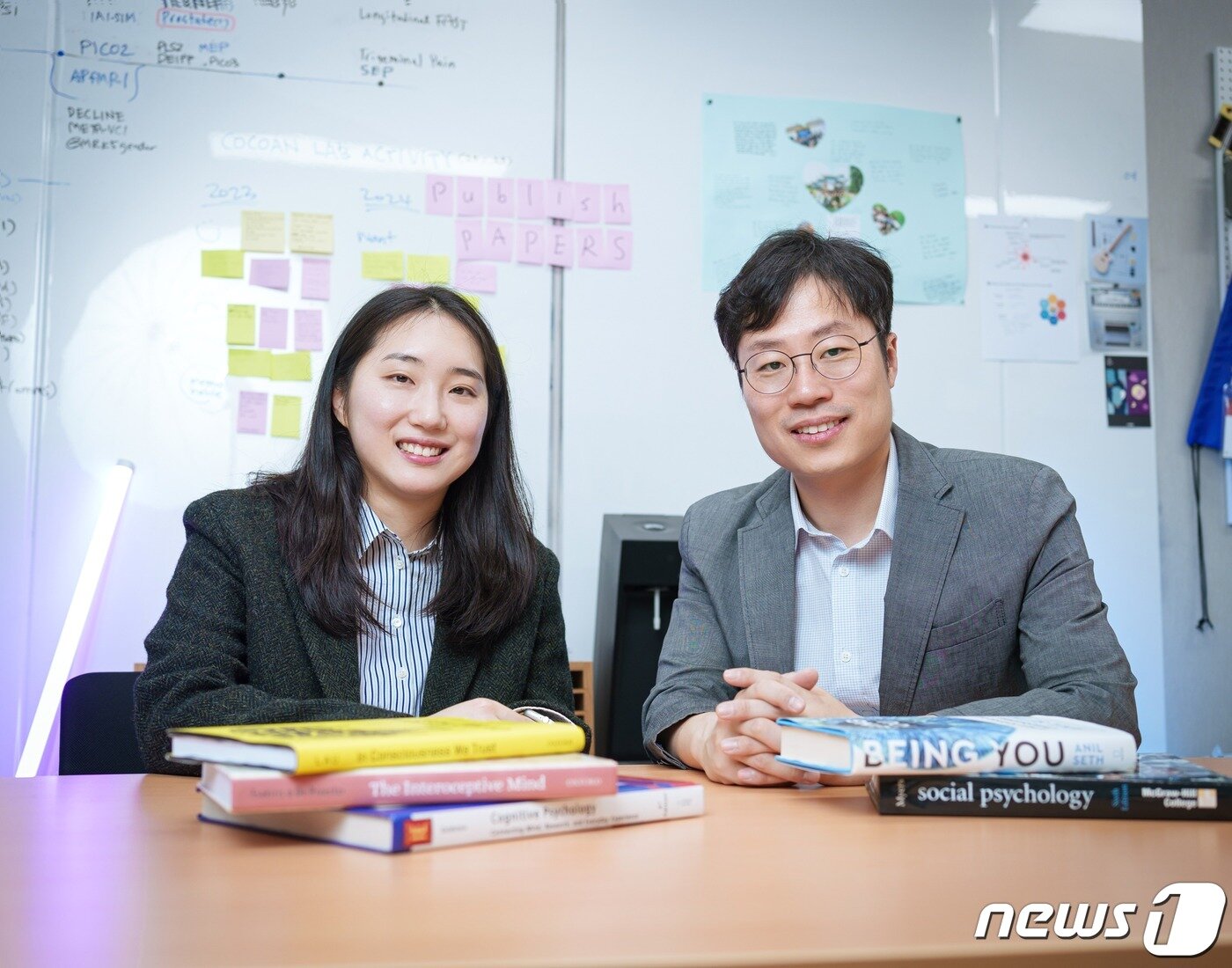 본문 이미지 - 김홍지 IBS 뇌과학 이미징 연구단 연구원(왼쪽, 제1 저자)과 우충완 IBS 뇌과학 이미징 연구단 부연구단장(교신저자). (IBS 제공)/뉴스1