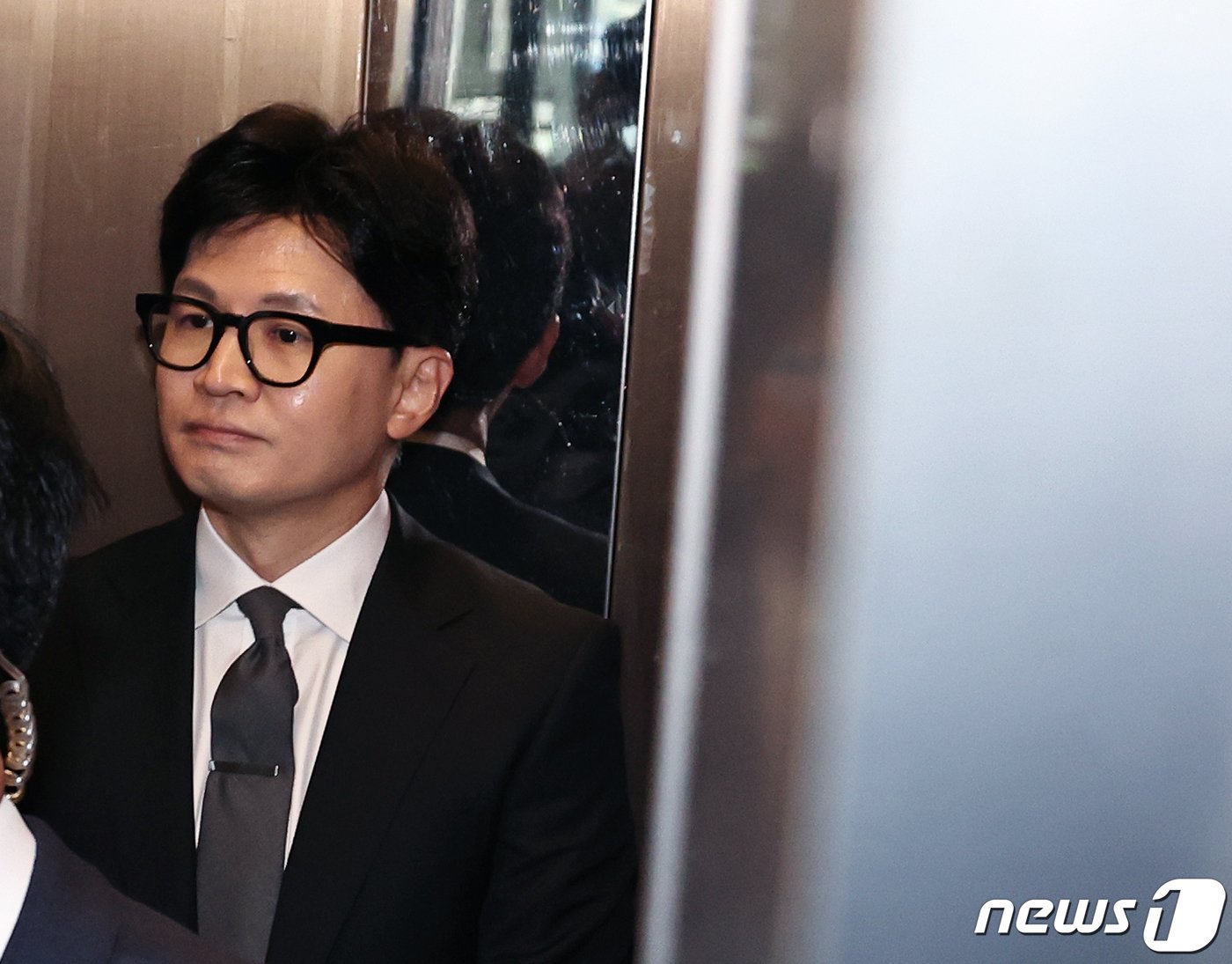 본문 이미지 - 한동훈 국민의힘 비상대책위원장 겸 총괄선거대책위원장이 11일 오전 서울 여의도 중앙당사에서 총선 결과에 대한 입장을 밝히기 위해 들어서고 있다. 2024.4.11/뉴스1 ⓒ News1 구윤성 기자
