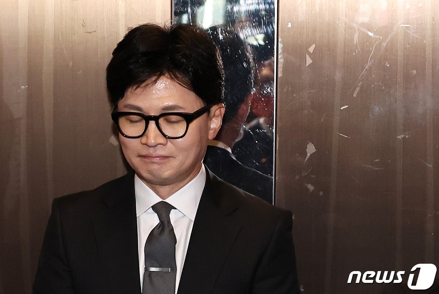본문 이미지 - 한동훈 국민의힘 비상대책위원장 겸 총괄선거대책위원장이 11일 오전 서울 여의도 중앙당사에서 총선 결과에 대한 입장을 밝히기 위해 들어서고 있다. 2024.4.11/뉴스1 ⓒ News1 구윤성 기자