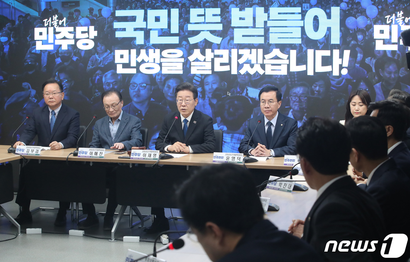 (서울=뉴스1) 임세영 기자 = 이재명 더불어민주당 대표가 11일 오전 서울 여의도 민주당 중앙당사에서 열린 더불어민주당·더불어민주연합 제12차 합동 중앙선거대책위원회의 겸 선대위 …