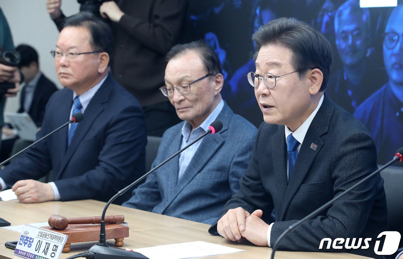 본문 이미지 - 이재명 더불어민주당 대표가 11일 오전 서울 여의도 민주당 중앙당사에서 열린 더불어민주당·더불어민주연합 제12차 합동 중앙선거대책위원회의 겸 선대위 해단식에서 발언을 하고 있다. 2024.4.11/뉴스1 ⓒ News1 임세영 기자