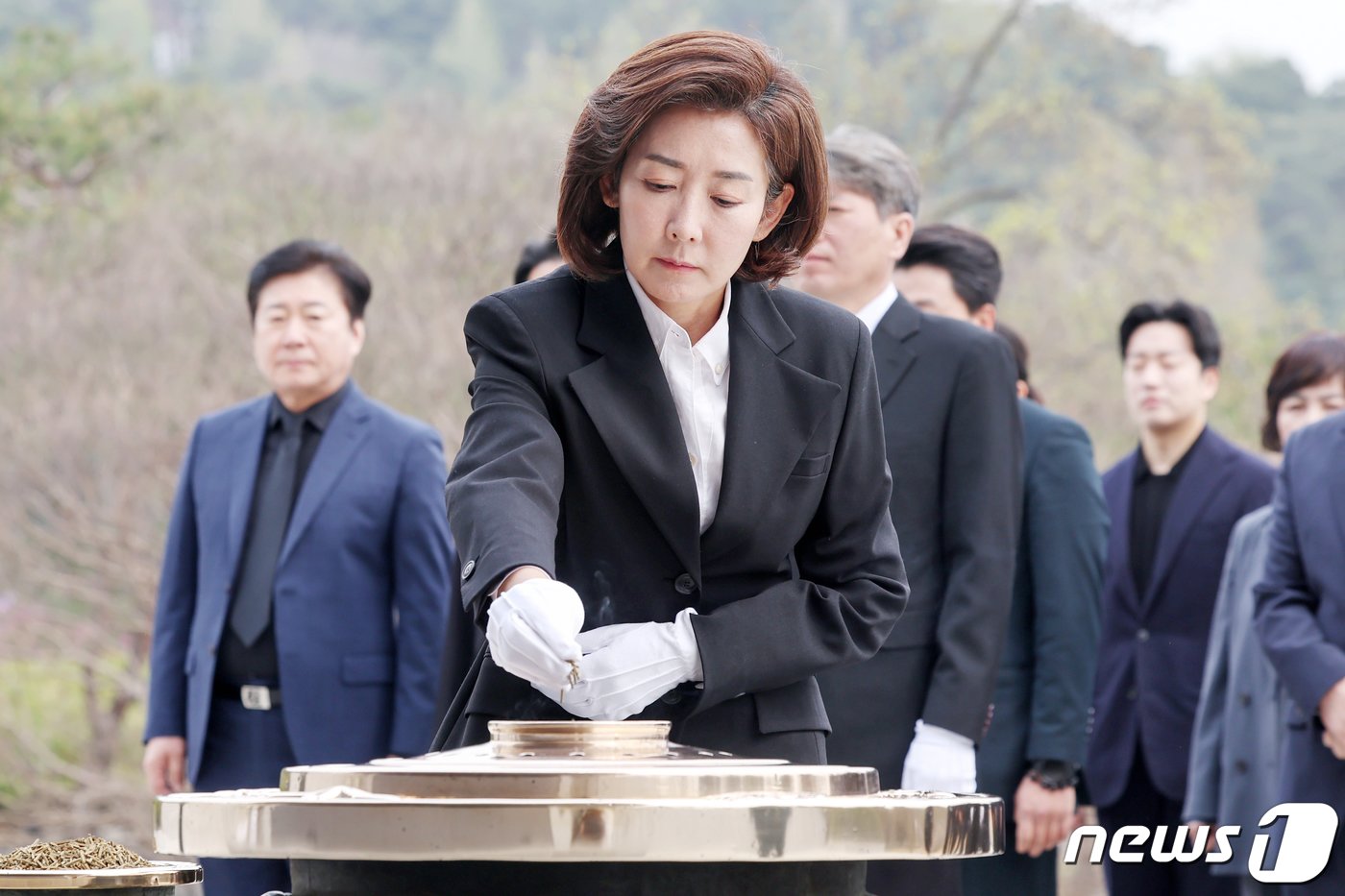 본문 이미지 - 나경원 국민의힘 서울 동작구을 국회의원 당선인이 11일 오전 서울 동작구 국립서울현충원을 찾아 현충탑에 분향하고 있다. 2024.4.11/뉴스1 ⓒ News1 민경석 기자