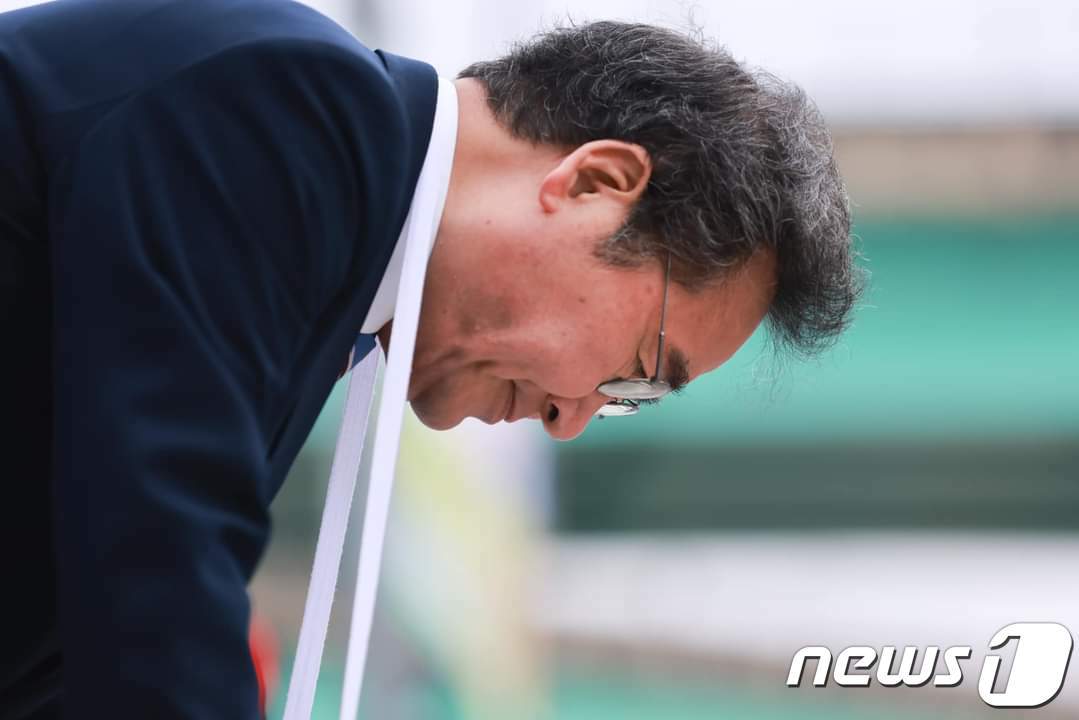 본문 이미지 - 이낙연 새로운미래 대표가 11일 오전 광주 광산구 산월교차로에서 낙선 인사를 하고 있다. 이 대표는 광주 광산을에 출마했으나 13.84%를 얻어 낙선했다. (새로운미래 제공) 2024.4.11./뉴스1