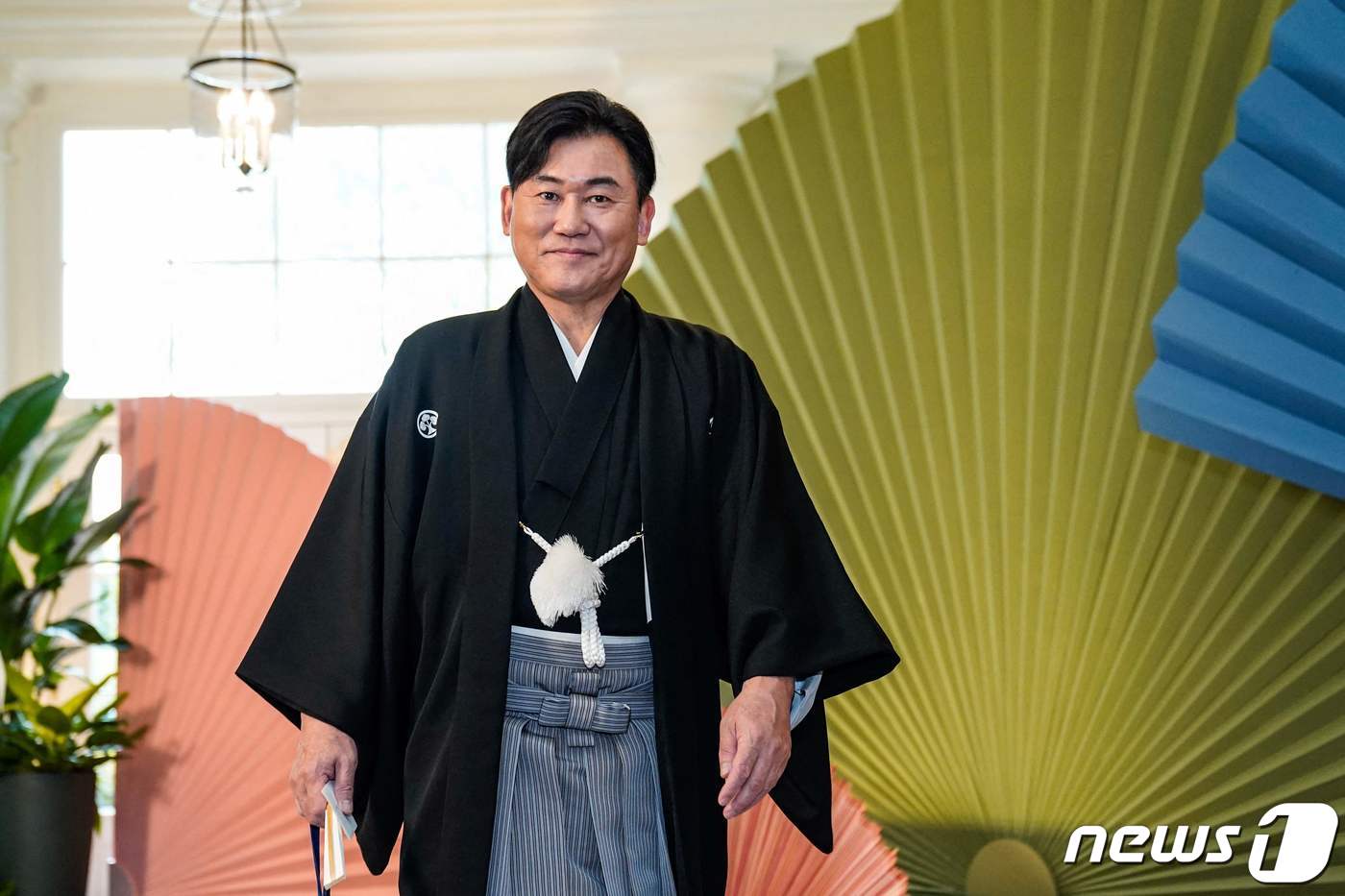 (워싱턴 AFP=뉴스1) 우동명 기자 = 미키타니 히로시 일본 라쿠텐 CEO가 10일(현지시각) 워싱턴 백악관에서 열린 기시다 후미오 일본 총리의 국빈 만찬에 도착을 하고 있다. …