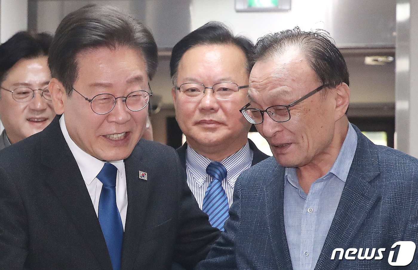 본문 이미지 - 이재명 더불어민주당 대표, 이해찬·김부겸 상임공동선거대책위원장 등 당 지도부가 11일 오전 서울 여의도 민주당 중앙당사에서 열린 더불어민주당·더불어민주연합 제12차 합동 중앙선거대책위원회의 겸 선대위 해단식에 참석하고 있다. 2024.4.11/뉴스1 ⓒ News1 임세영 기자