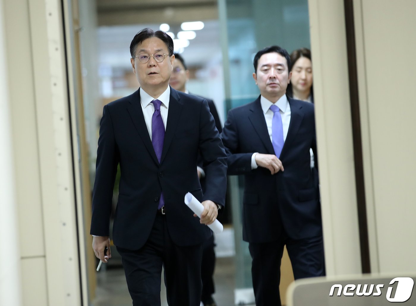 본문 이미지 - 이관섭 대통령비서실장이 지난 11일 용산 대통령실 청사 브리핑룸에서 22대 총선 결과와 관련한 윤석열 대통령의 메시지를 발표하기 위해 입장하고 있다. 오른쪽은 이도운 홍보수석. 2024.4.11/뉴스1 ⓒ News1 오대일 기자