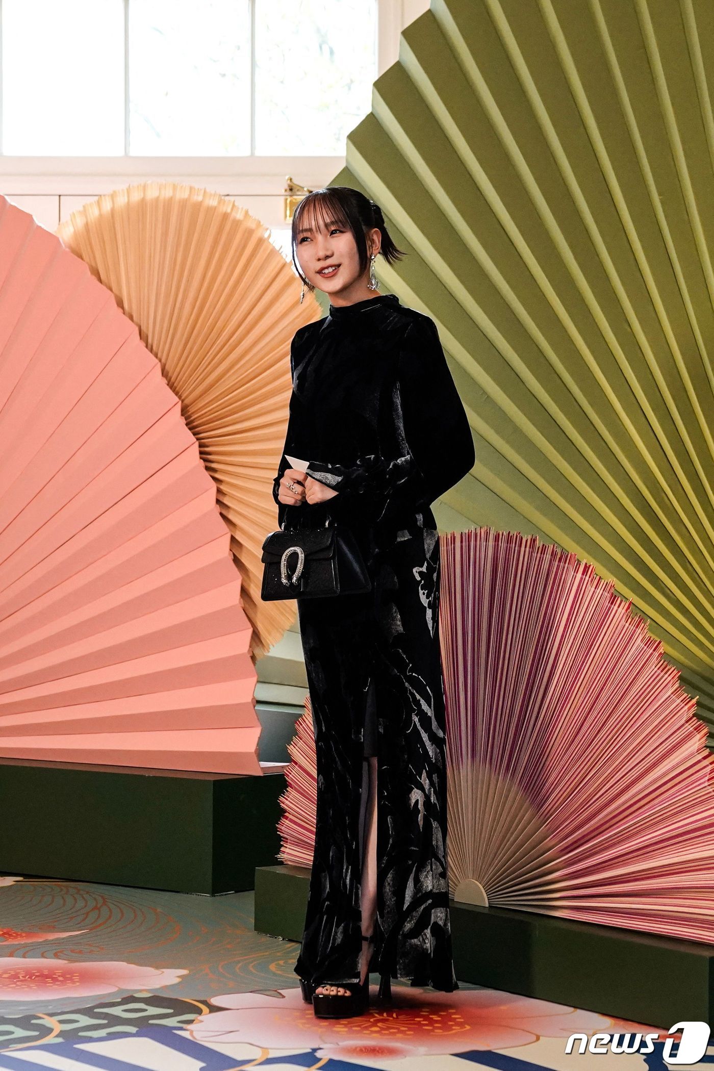 (워싱턴 AFP=뉴스1) 우동명 기자 = 일본의 밴드 요아소비의 보컬인 이쿠타 리라가 10일(현지시각) 워싱턴 백악관에서 열린 기시다 후미오 일본 총리의 국빈 만찬에 도착을 하고 …