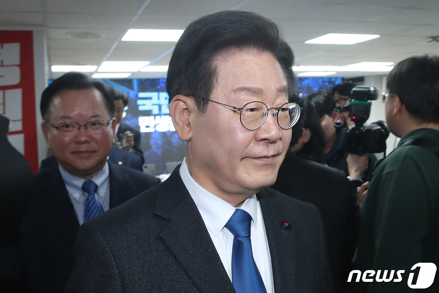 본문 이미지 - 이재명 더불어민주당 대표가 11일 오전 서울 여의도 민주당 중앙당사에서 열린 더불어민주당·더불어민주연합 제12차 합동 중앙선거대책위원회의 겸 선대위 해단식을 마치고 나서고 있다. 2024.4.11/뉴스1 ⓒ News1 임세영 기자