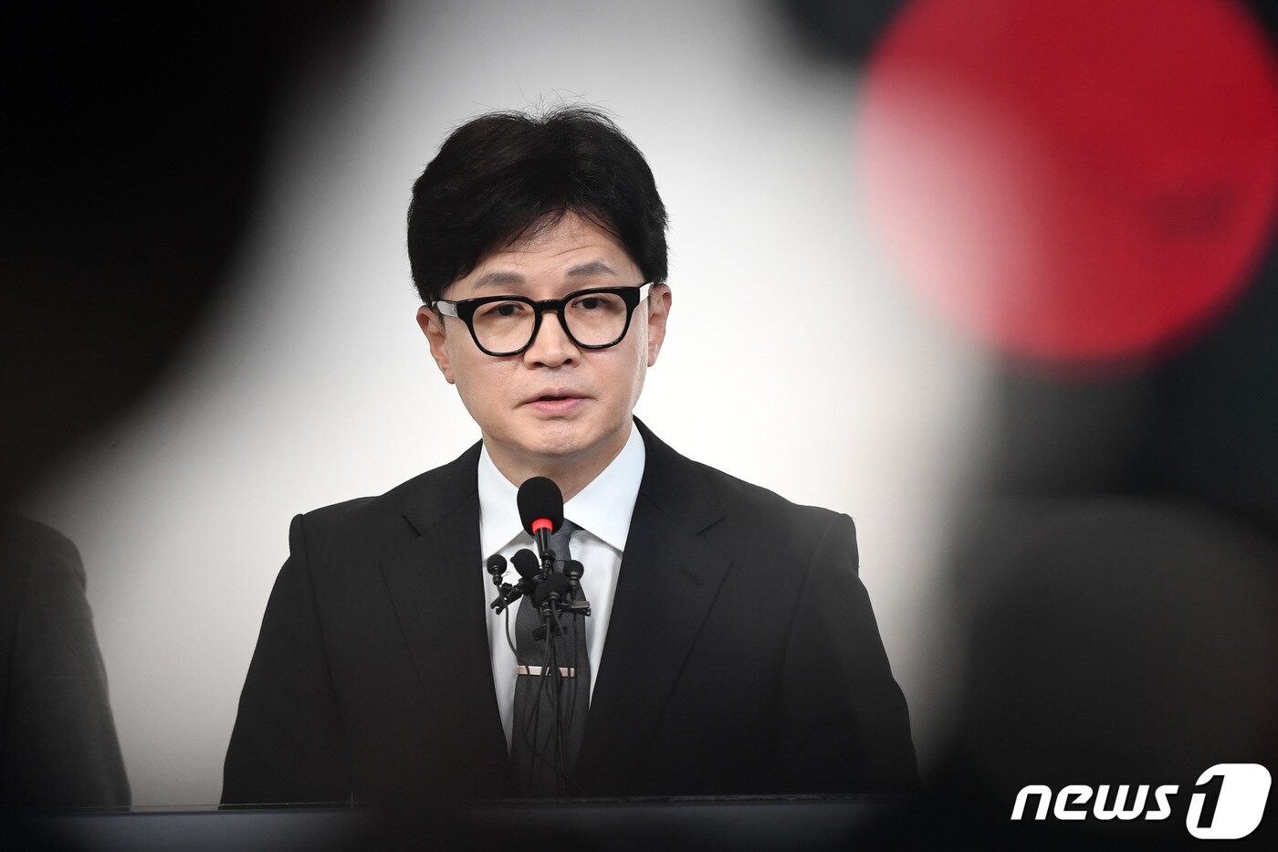 본문 이미지 - 한동훈 국민의힘 비상대책위원장 겸 총괄선거대책위원장이 11일 오전 서울 여의도 중앙당사에서 제22대 국회의원 선거 결과와 관련해 입장을 밝히고 있다. 이날 한 위원장은 "국민 뜻을 준엄하게 받아들이고 저부터 깊이 반성한다＂며 ＂선거 결과에 대한 모든 책임을 지고 비대위원장직에서 물러난다＂고 밝혔다. (공동취재) 2024.4.11/뉴스1 ⓒ News1 구윤성 기자
