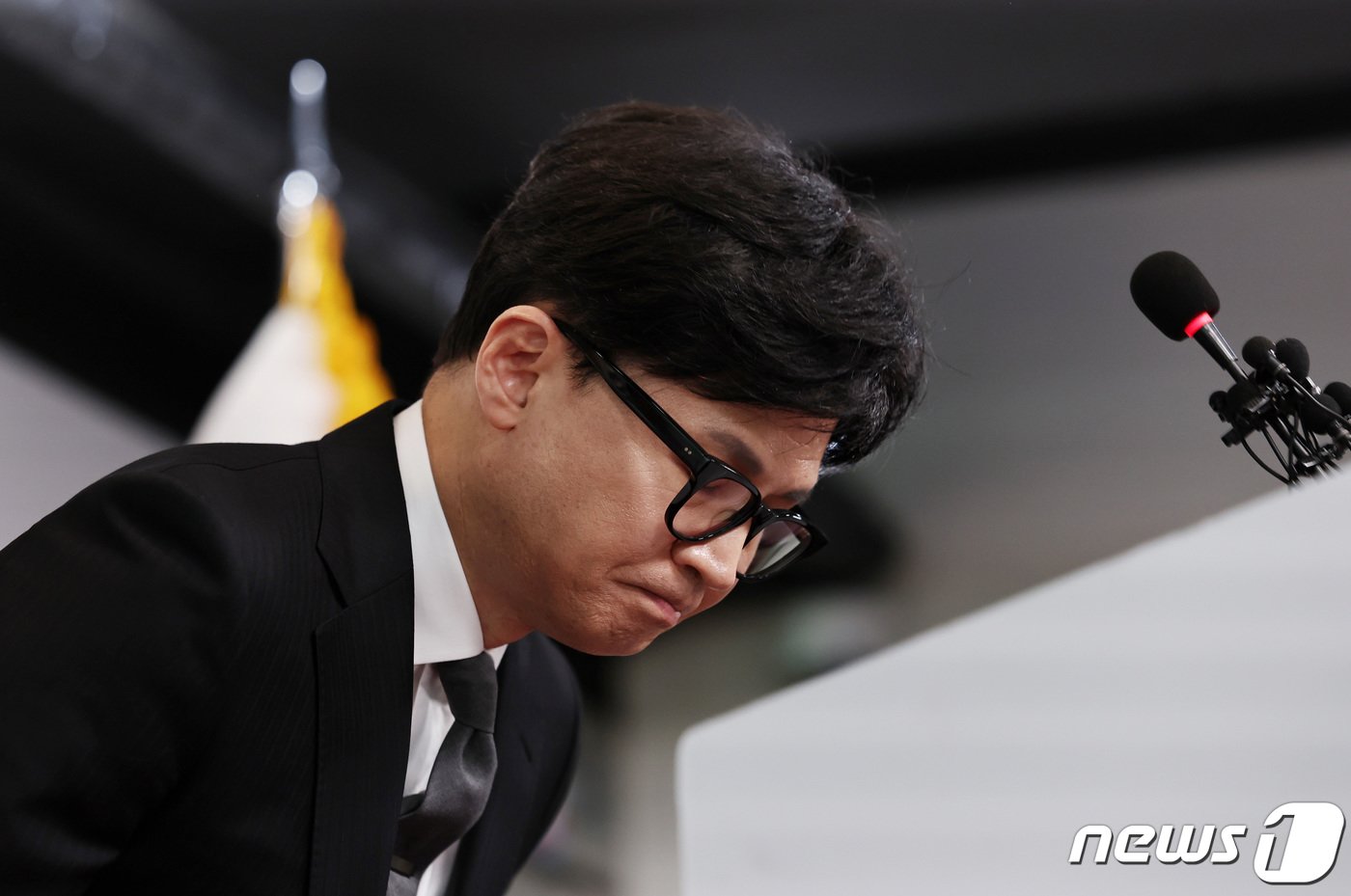 본문 이미지 - 한동훈 국민의힘 비상대책위원장 겸 총괄선거대책위원장이 11일 오전 서울 여의도 중앙당사에서 총선 결과에 따른 위원장직 사퇴 입장을 밝히며 인사하고 있다. 2024.4.11/뉴스1 ⓒ News1 구윤성 기자