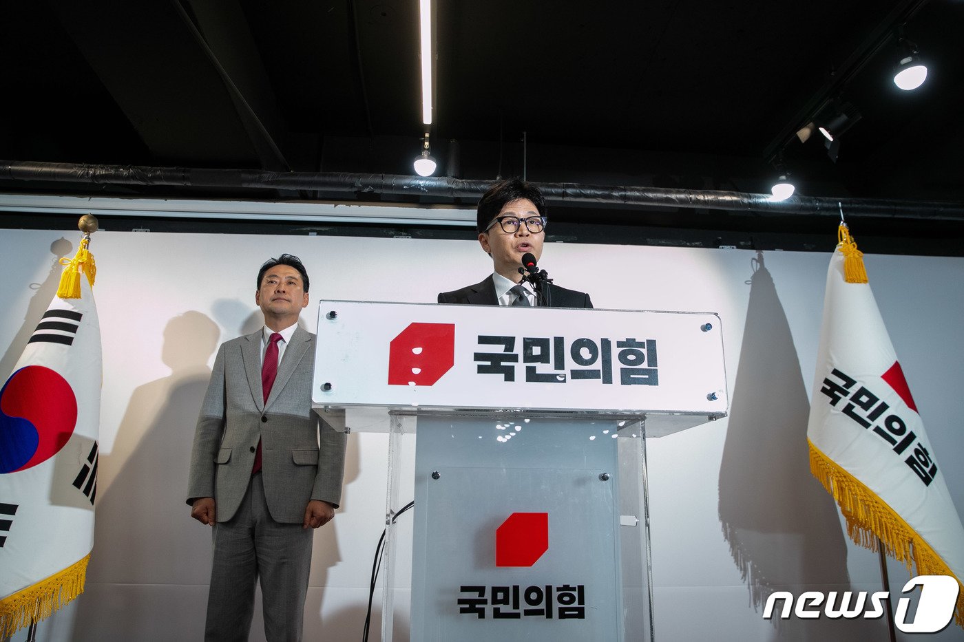 본문 이미지 - 한동훈 국민의힘 비상대책위원장 겸 총괄선거대책위원장이 11일 오전 서울 여의도 중앙당사에서 총선 결과에 따른 위원장직 사퇴 입장을 밝히고 있다.(공동취재) 2024.4.11/뉴스1 ⓒ News1 구윤성 기자