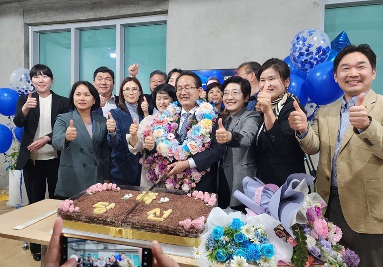 22대 총선 세종을 선거구 더불어민주당 강준현 후보가 당선이 유력해진 11일 오전 선거 사무소에서 부인 이영희씨, 이순열 세종시의장&#40;오른쪽&#41; 등 지지자들과 기뻐하고 있다. &#40;강준현 선거 캠프 제공&#41; / 뉴스1