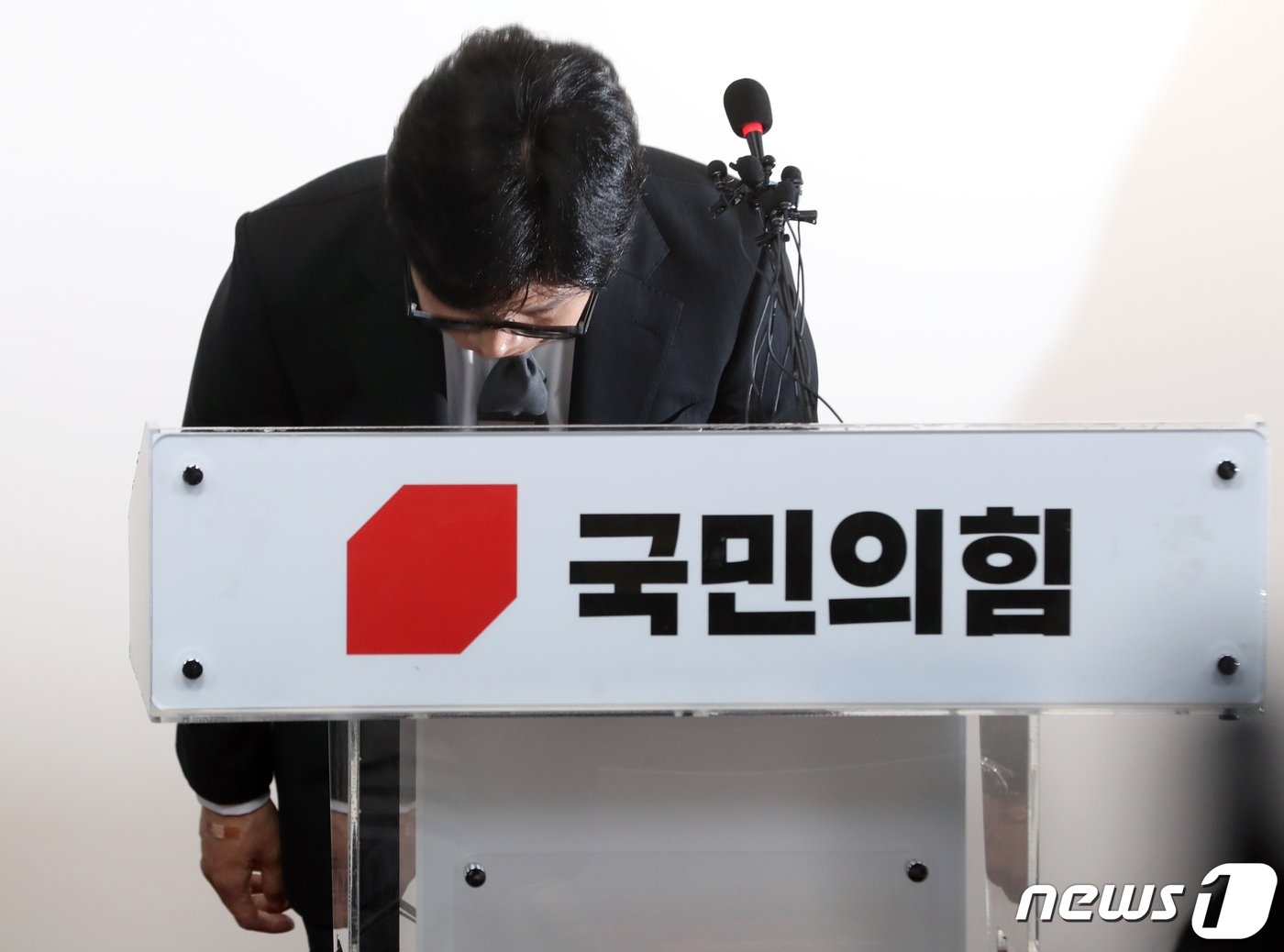 본문 이미지 - 한동훈 국민의힘 비상대책위원장 겸 총괄선거대책위원장이 11일 오전 서울 여의도 중앙당사에서 제22대 국회의원 선거 결과 관련 입장 발표 전 고개숙여 인사하고 있다. 이날 한 위원장은 "국민 뜻을 준엄하게 받아들이고 저부터 깊이 반성한다＂며 ＂선거 결과에 대한 모든 책임을 지고 비대위원장직에서 물러난다＂고 밝혔다. (공동취재) 2024.4.11/뉴스1 ⓒ News1 구윤성 기자
